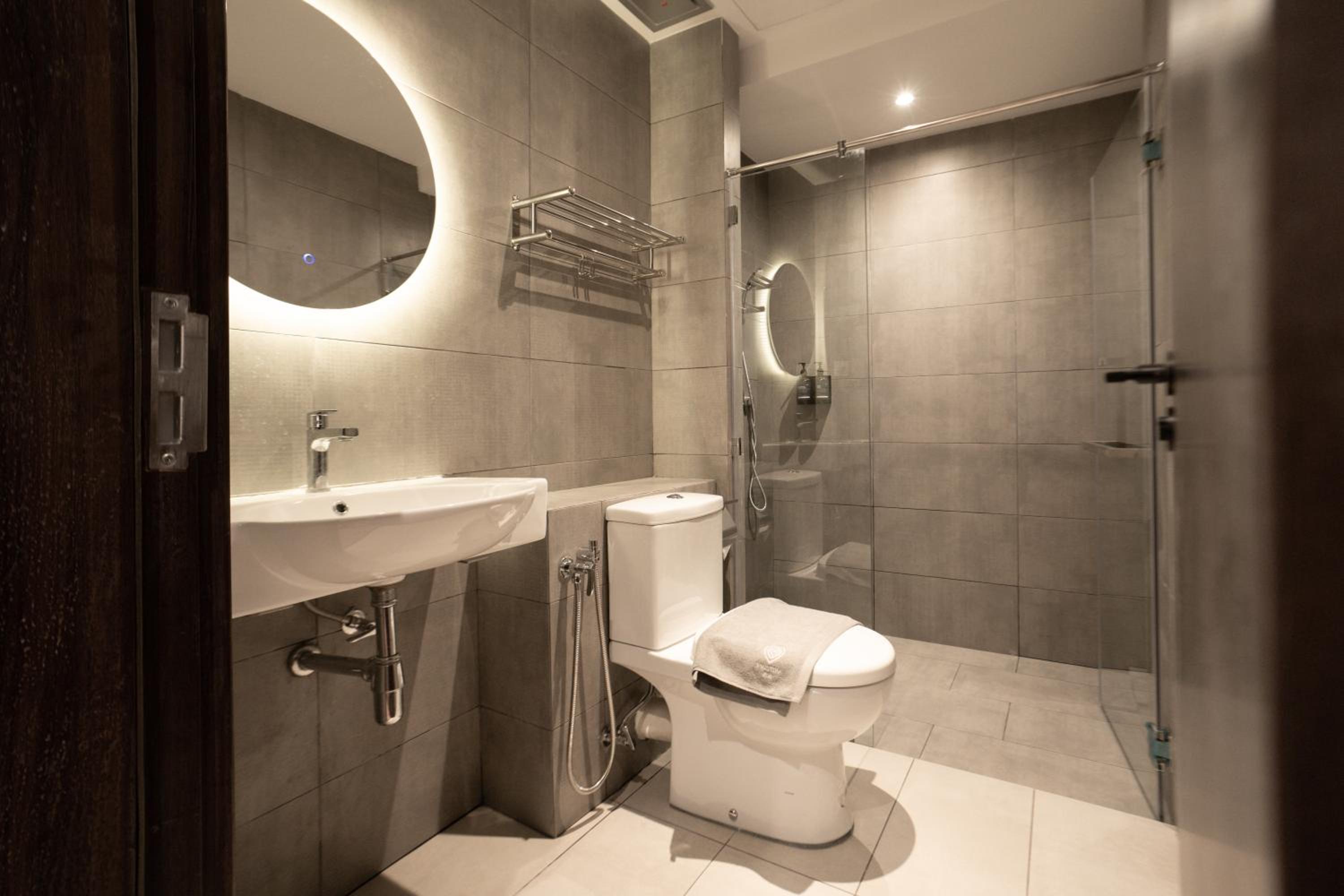 Deluxe Queen Suite - Photo 2