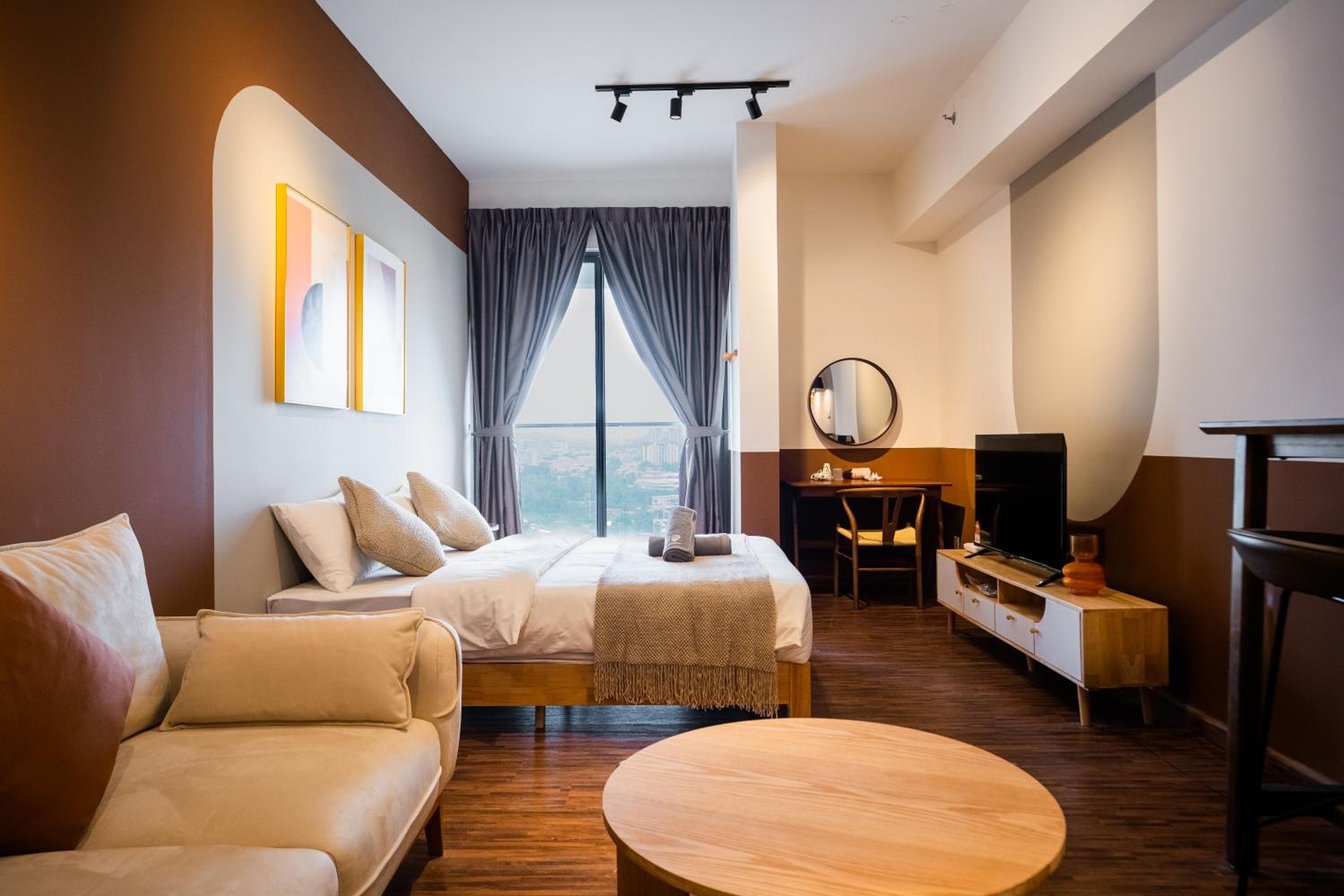 Deluxe Queen Suite - Photo 3