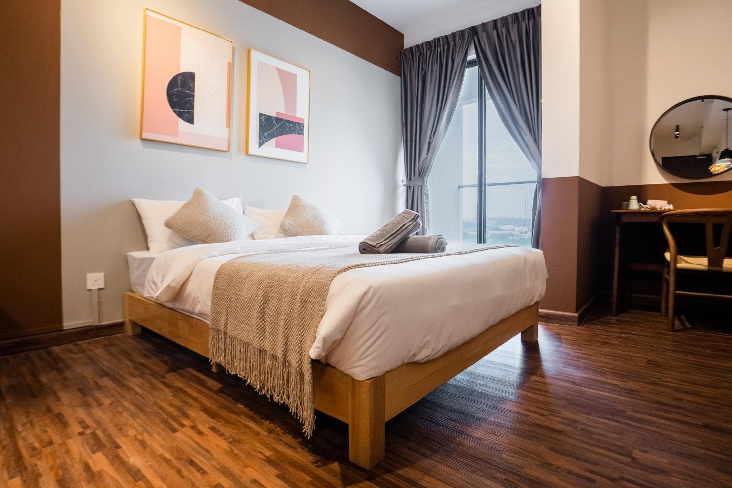 Deluxe Queen Suite - Photo 5