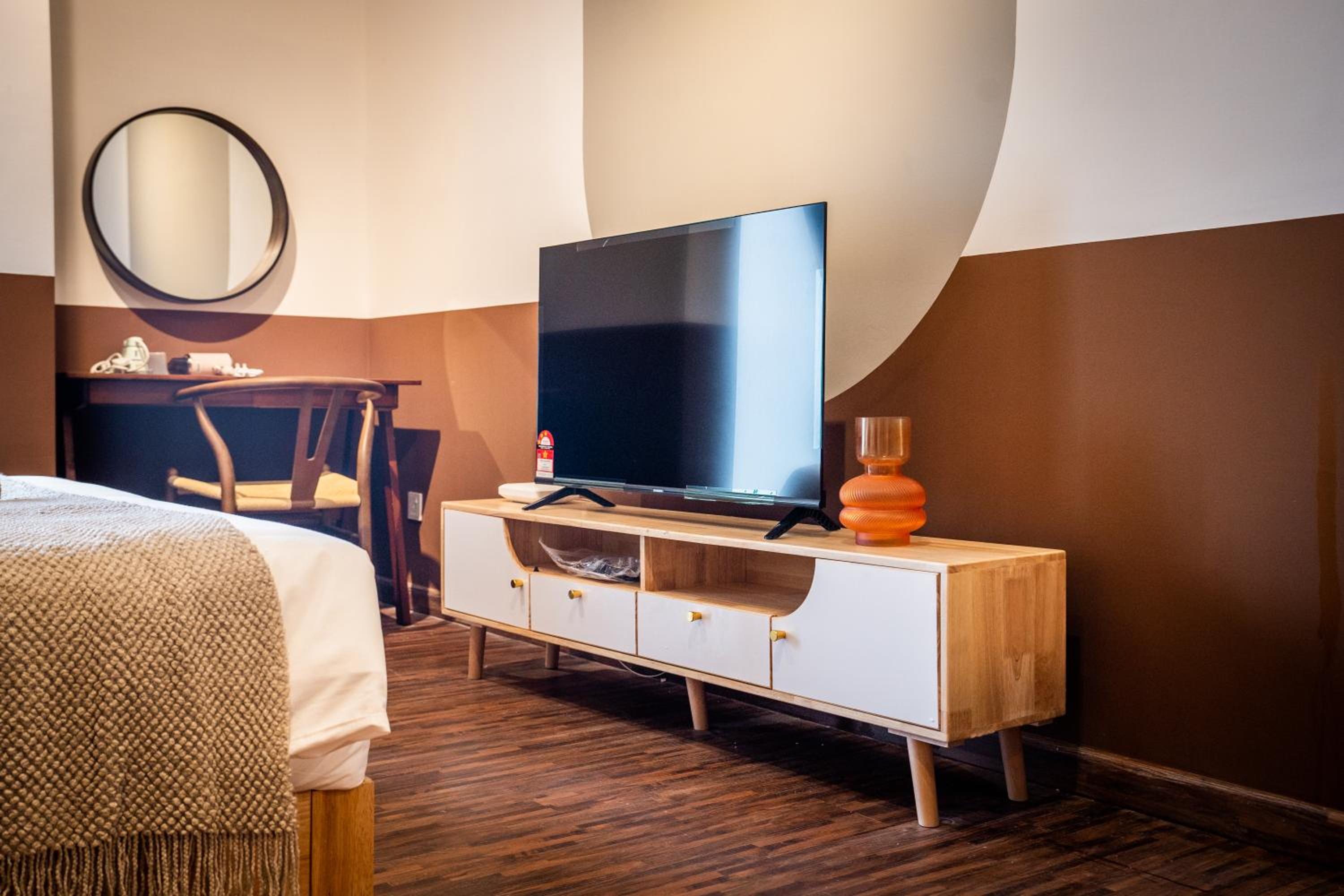 Deluxe Queen Suite - Photo 6