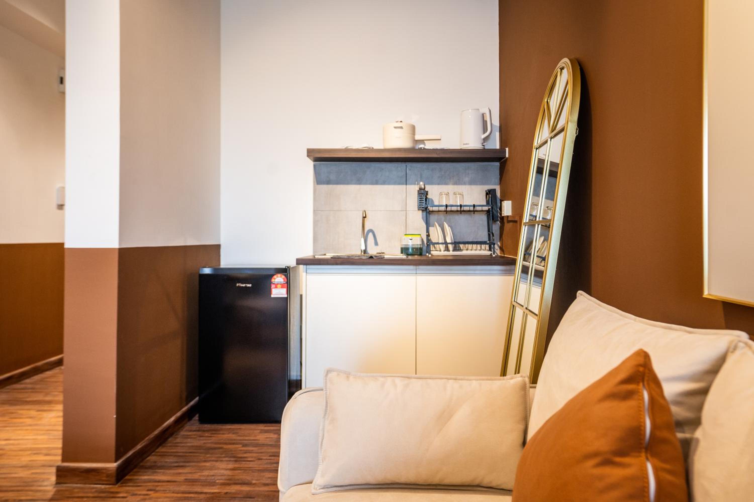 Deluxe Queen Suite - Photo 7