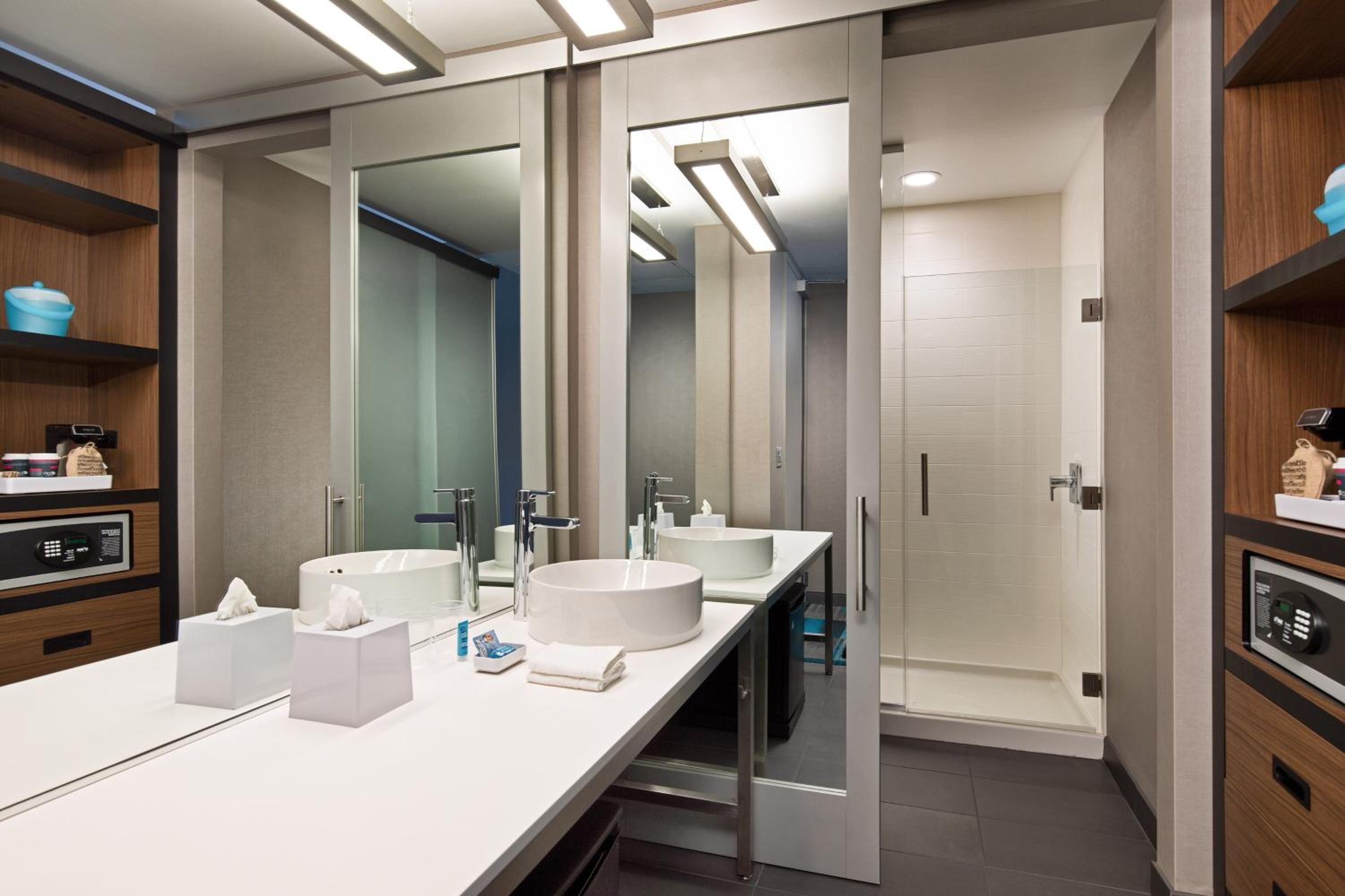 King Room with Roll-in Shower - Mobility Accessible photo 2