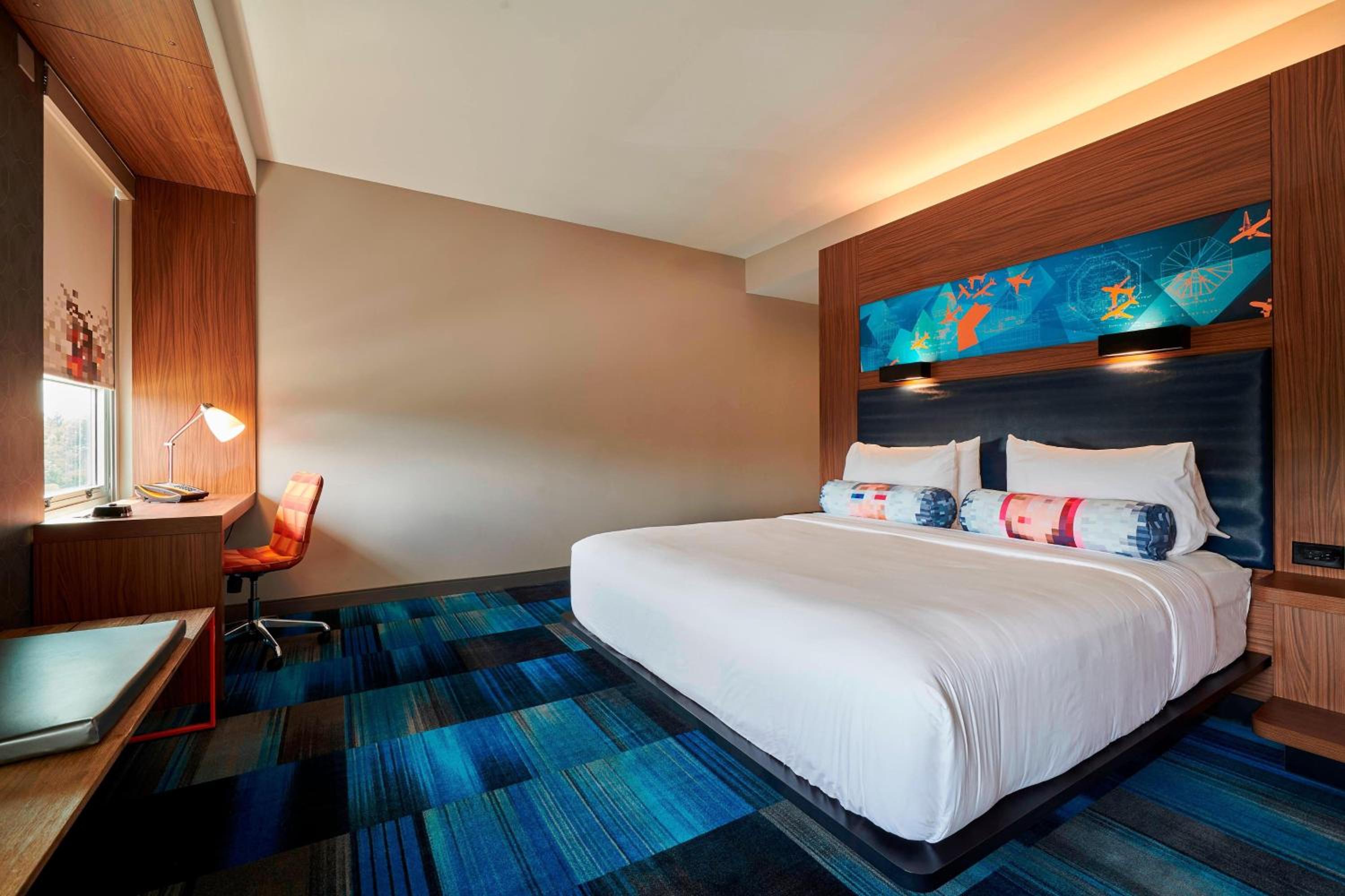 King Room with Adapted Tub - Mobility Accessible photo 2