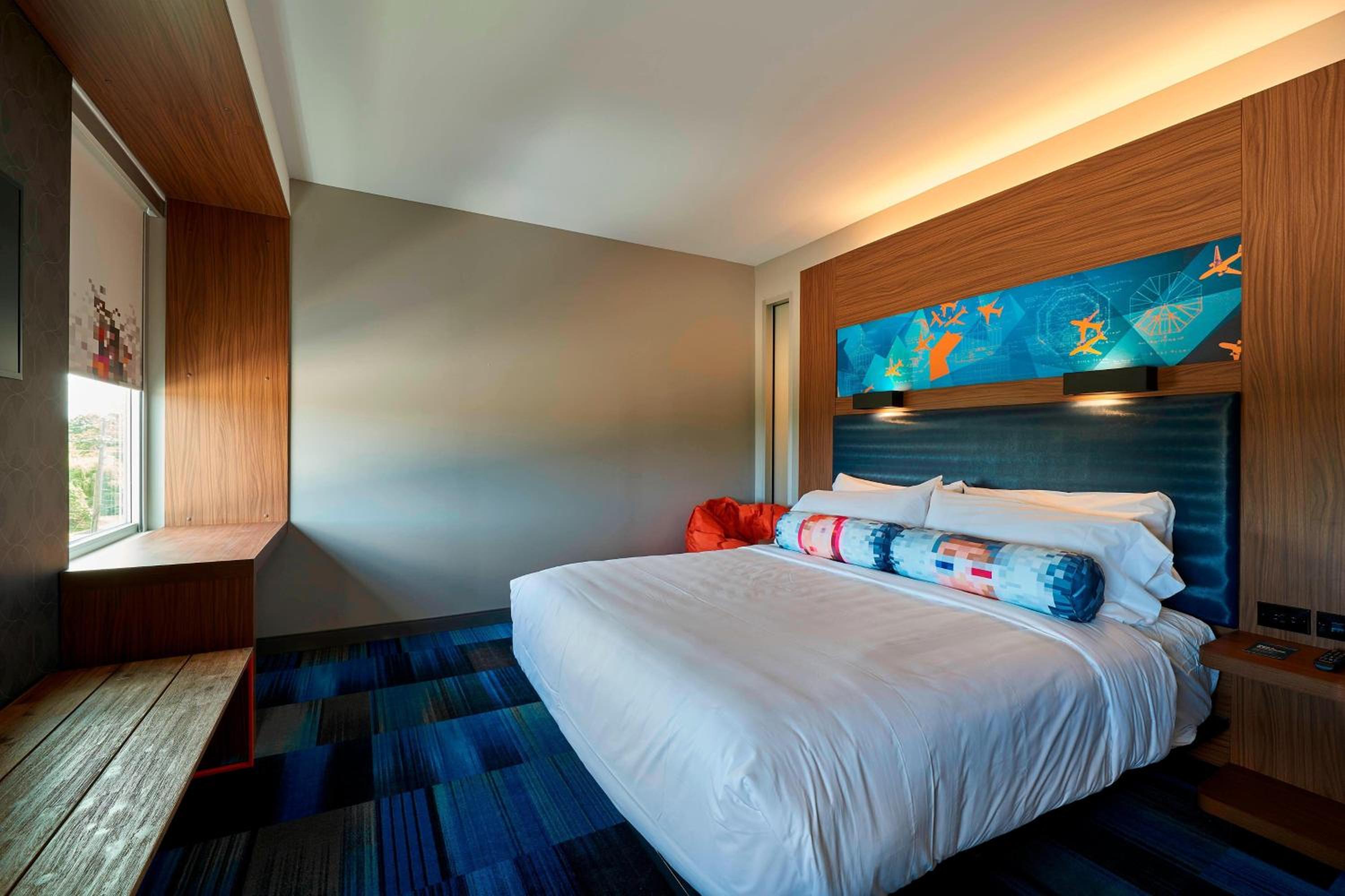 King Room with Adapted Tub - Mobility Accessible photo 3