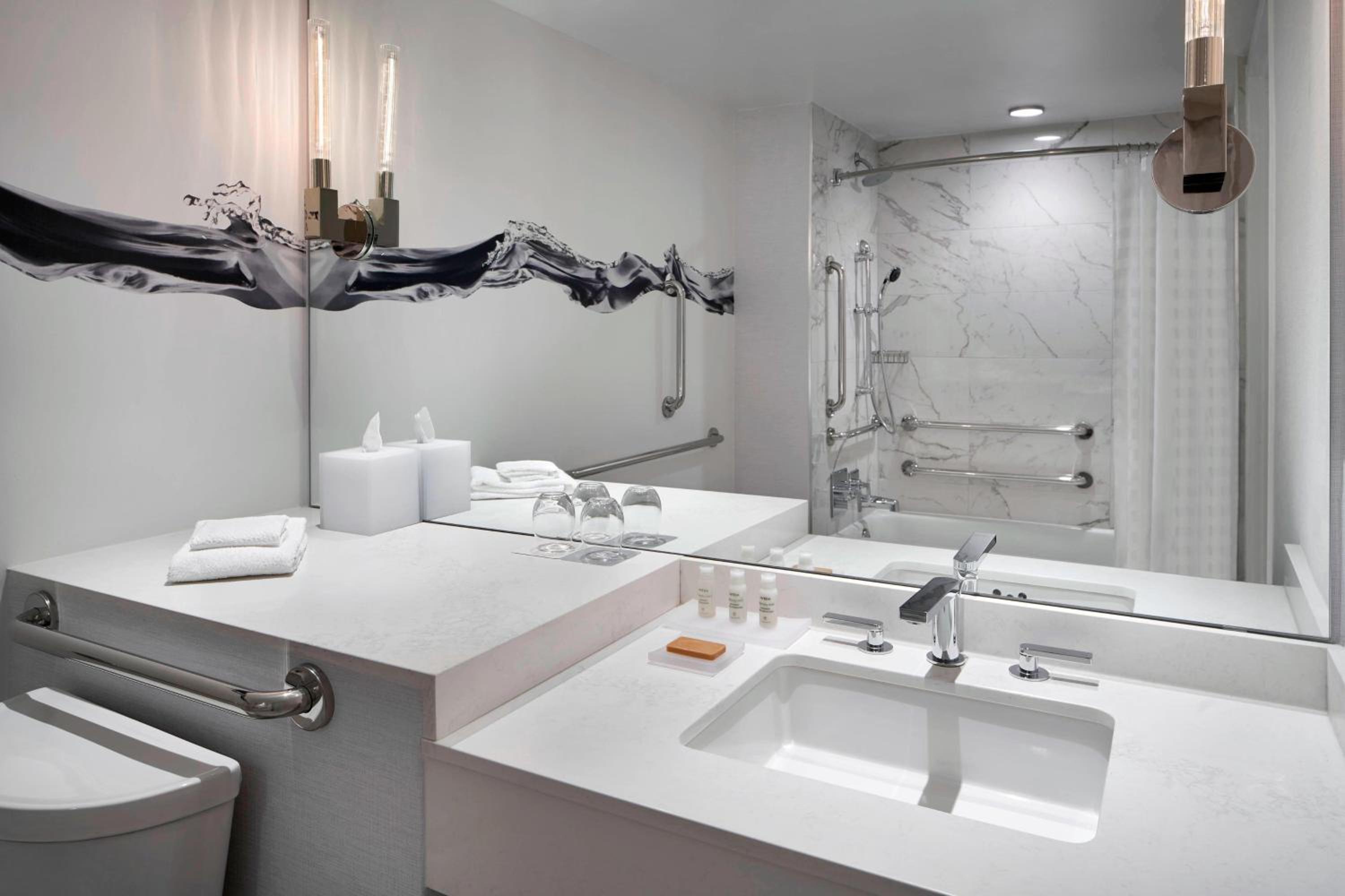 Club Level Queen Room with Two Queen Beds and Adapted Tub - Mobility Accessible photo 3