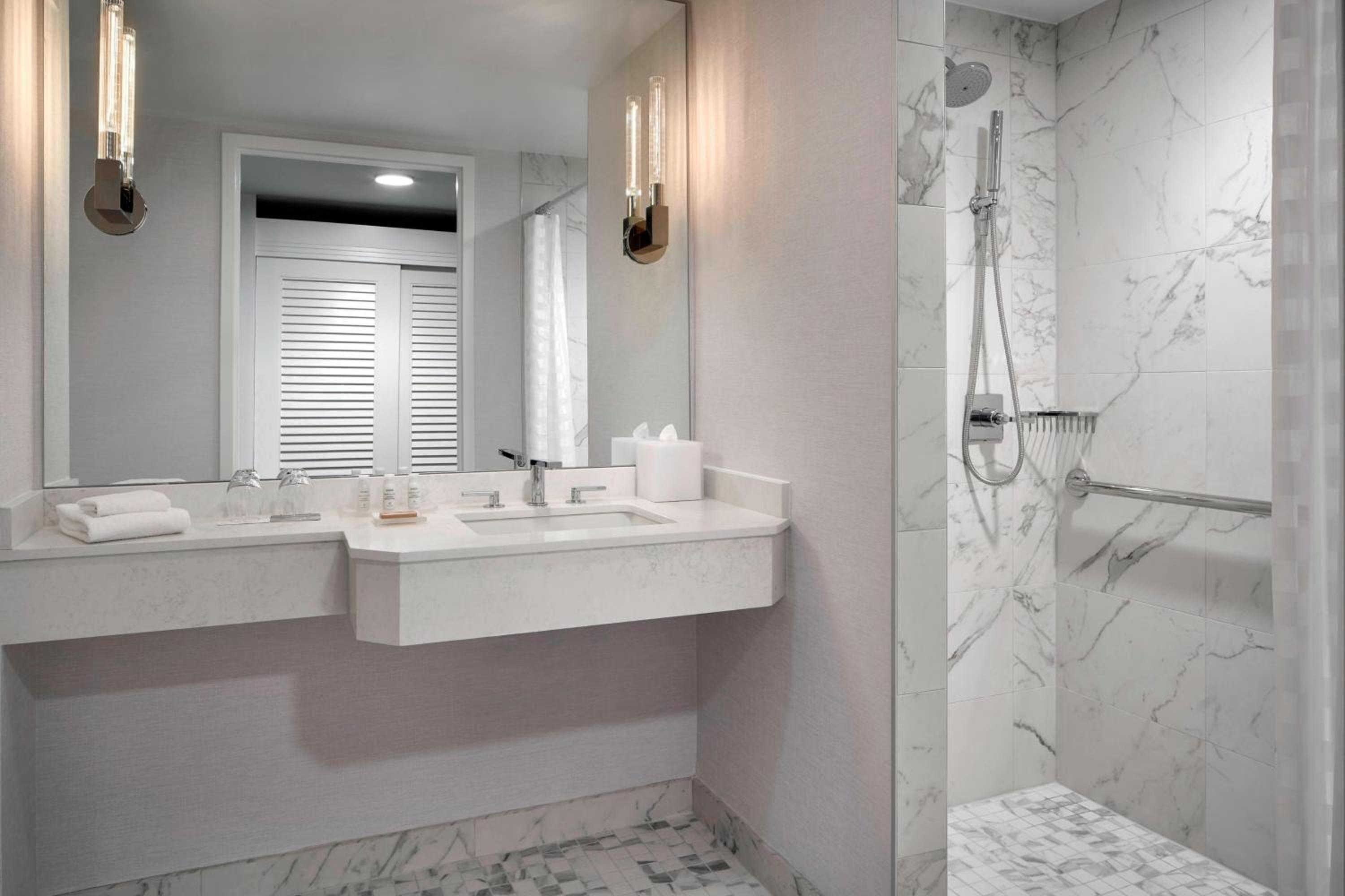 Queen Room - Club Level/Hearing Accessible photo 3