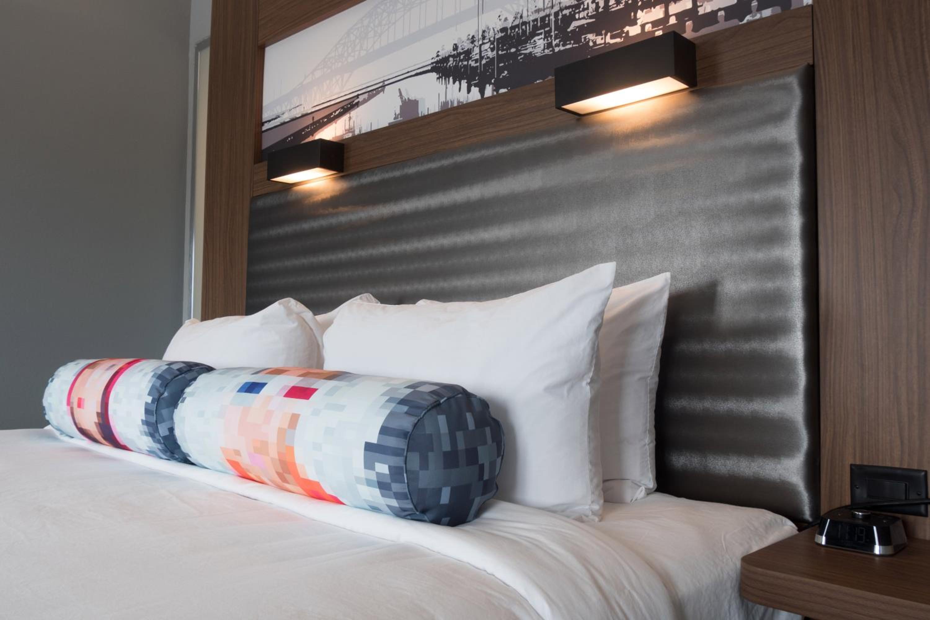 Aloft King Room with Tub - Mobility Accessible photo 1