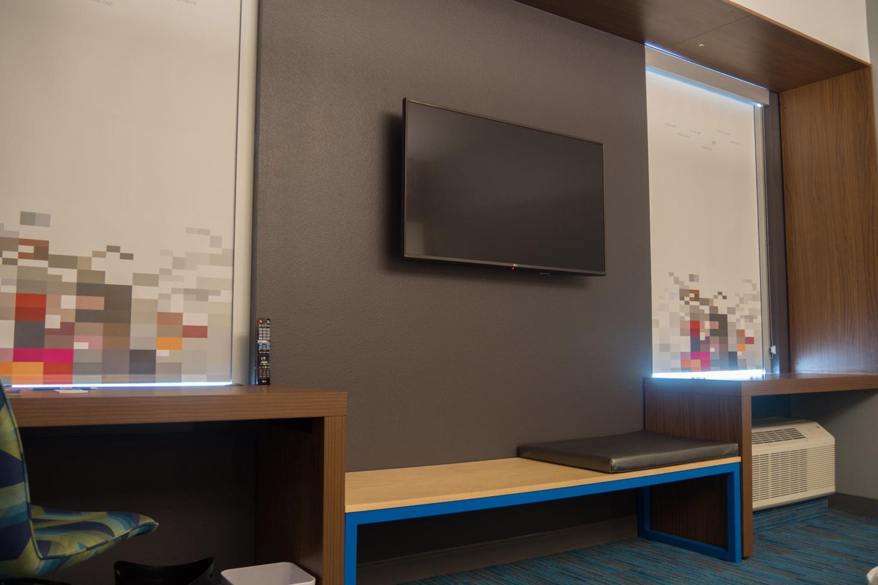 Aloft King Room with Tub - Mobility Accessible photo 3