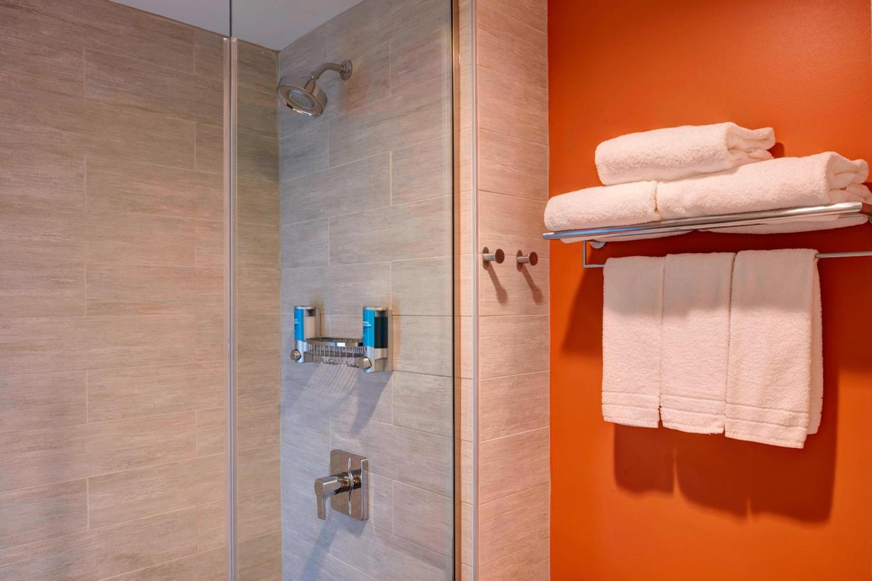 Queen Room with Two Queen Beds - Hearing Accessible - Photo 3