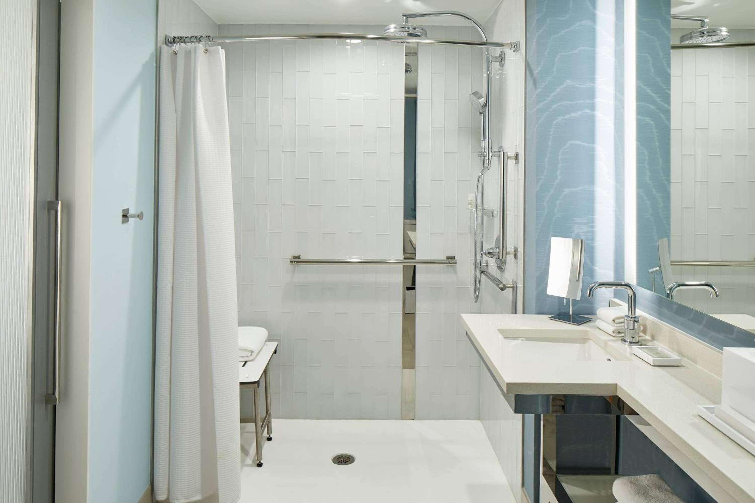 King Room with Roll-In Shower - High Floor/Club Lounge Access - Mobility and Hearing Accessible - Photo 7