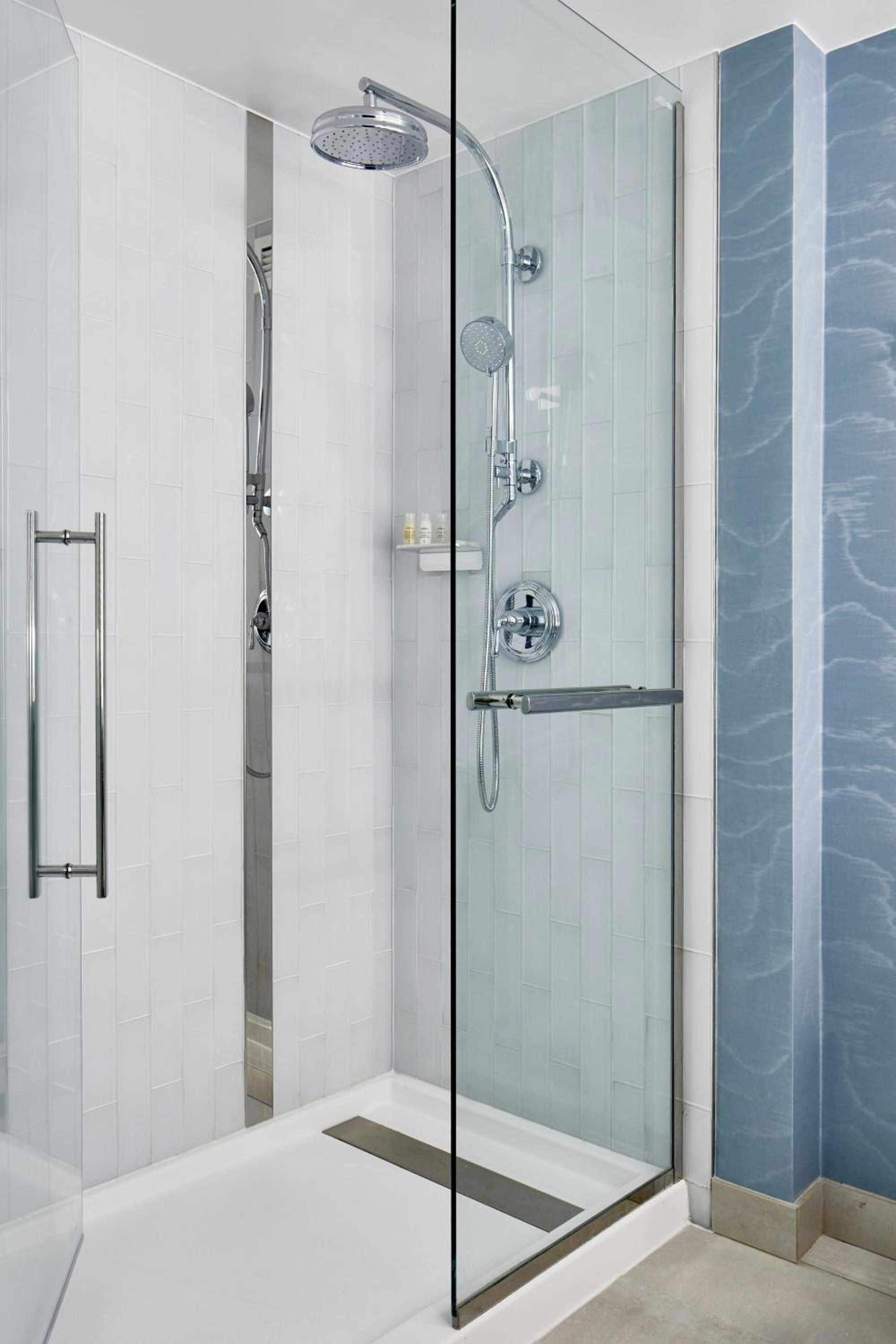 King Room with Roll-In Shower - High Floor/Club Lounge Access - Mobility and Hearing Accessible - Photo 6