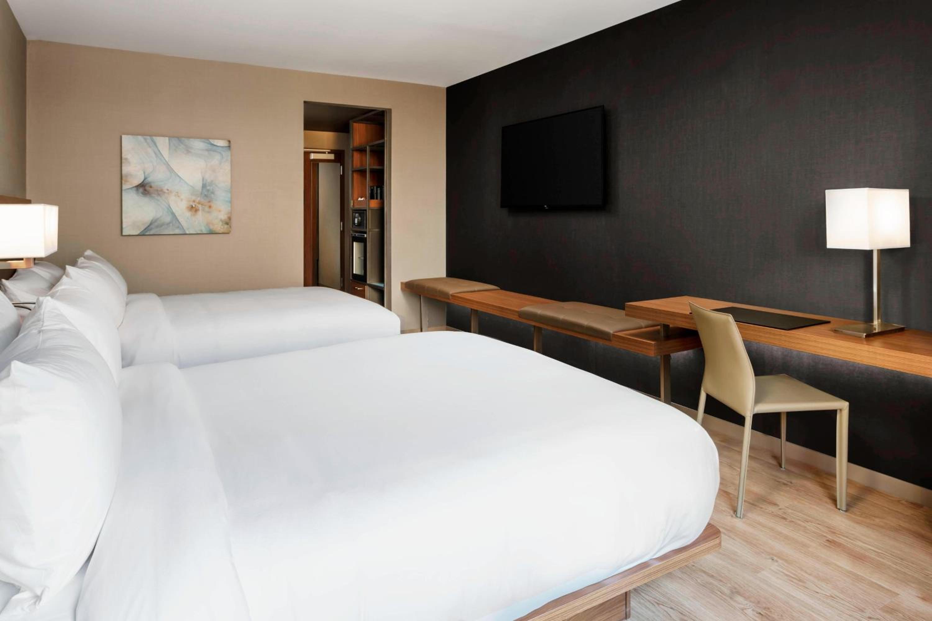 Queen Room with Two Queen Beds and Bathtub - Mobility Access