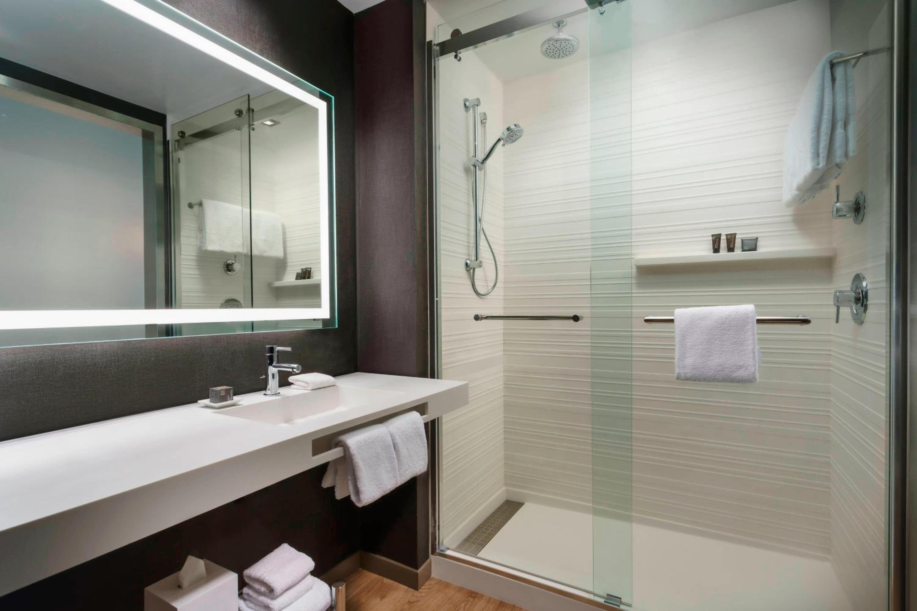 King Room with Bathtub - Mobility Access
