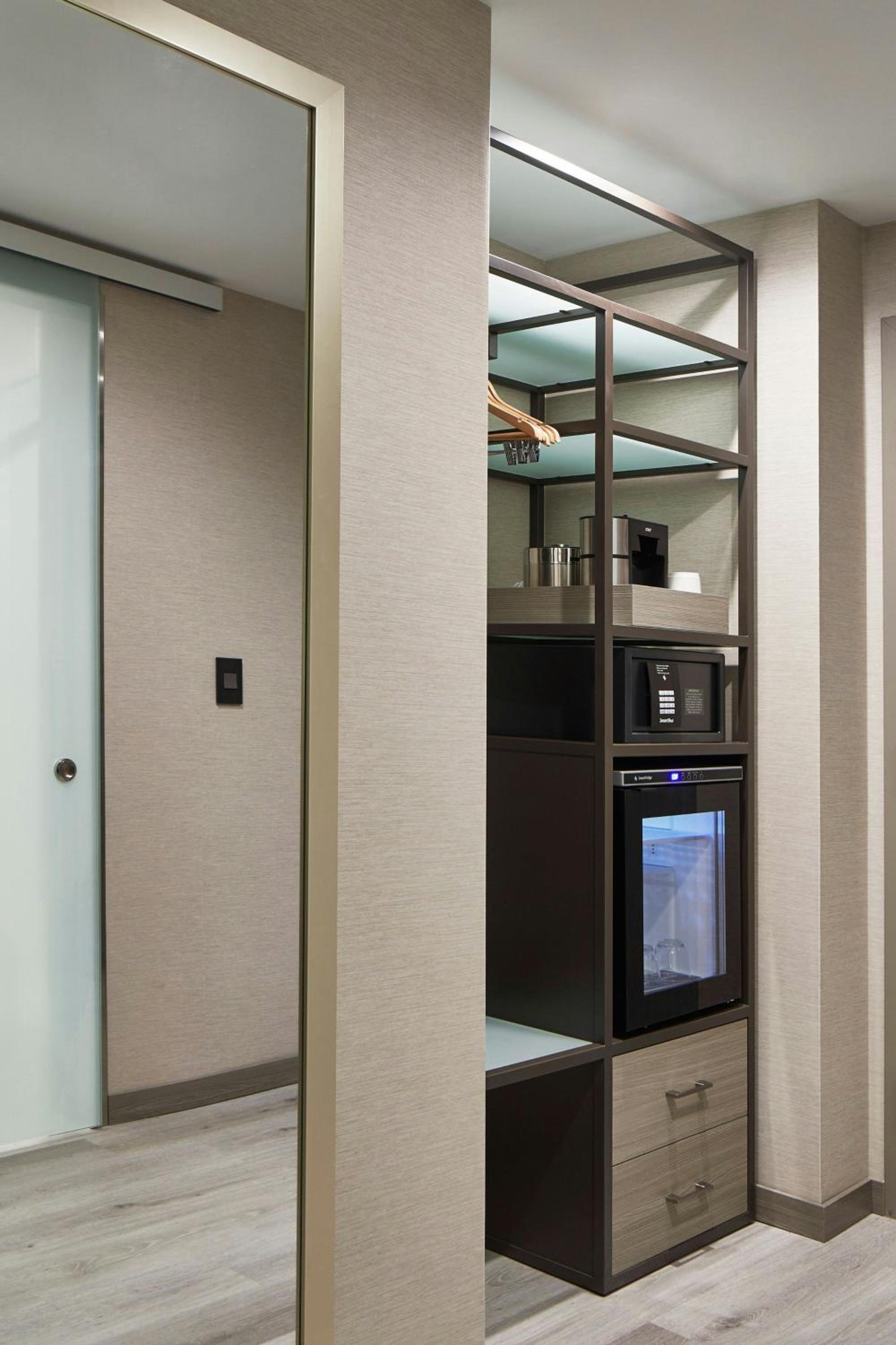 Queen Room with Two Queen Beds and Roll-in Shower - Mobility Accessible - Photo 10
