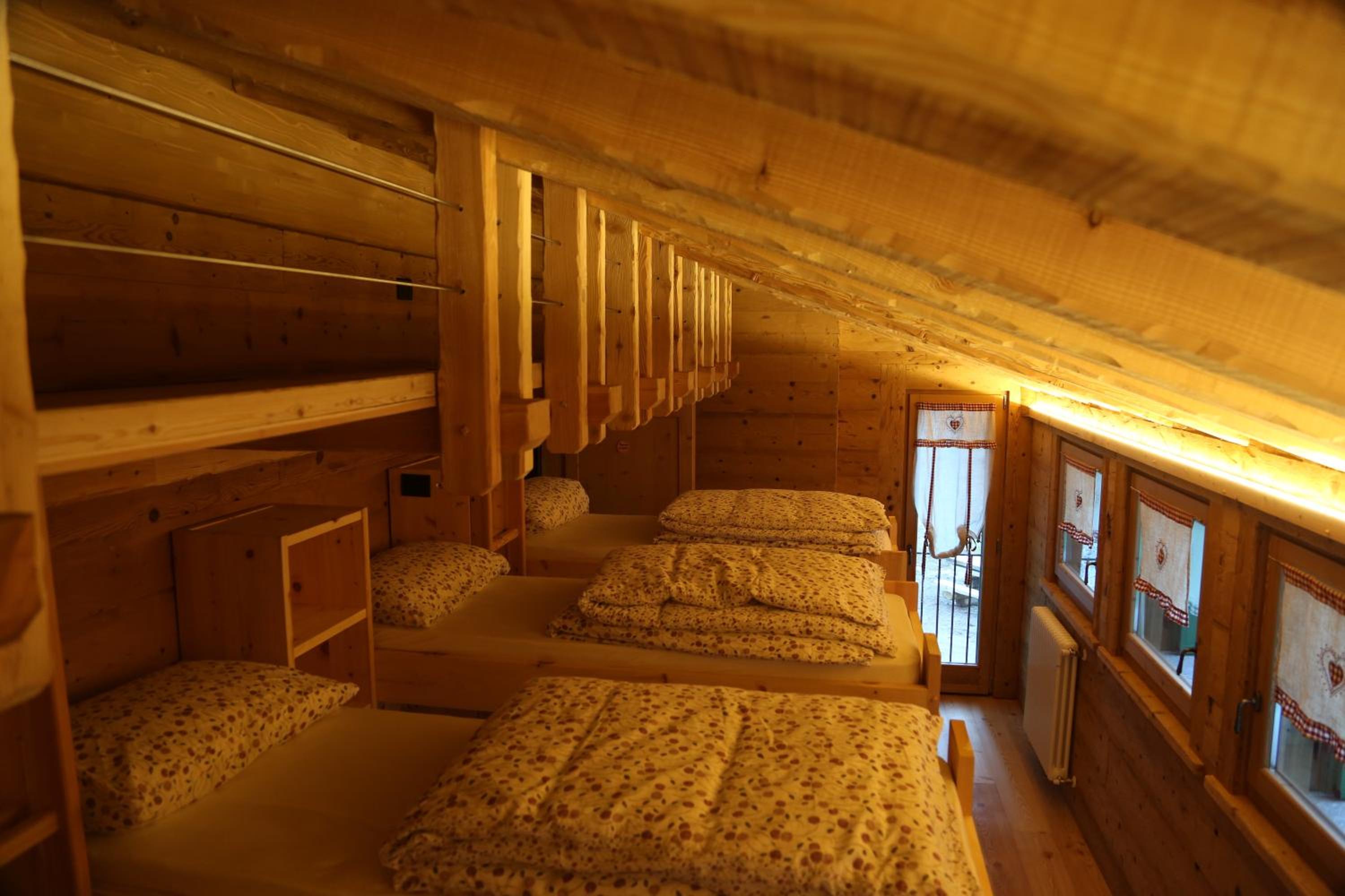 8-Bed Mixed Dormitory Room photo 3