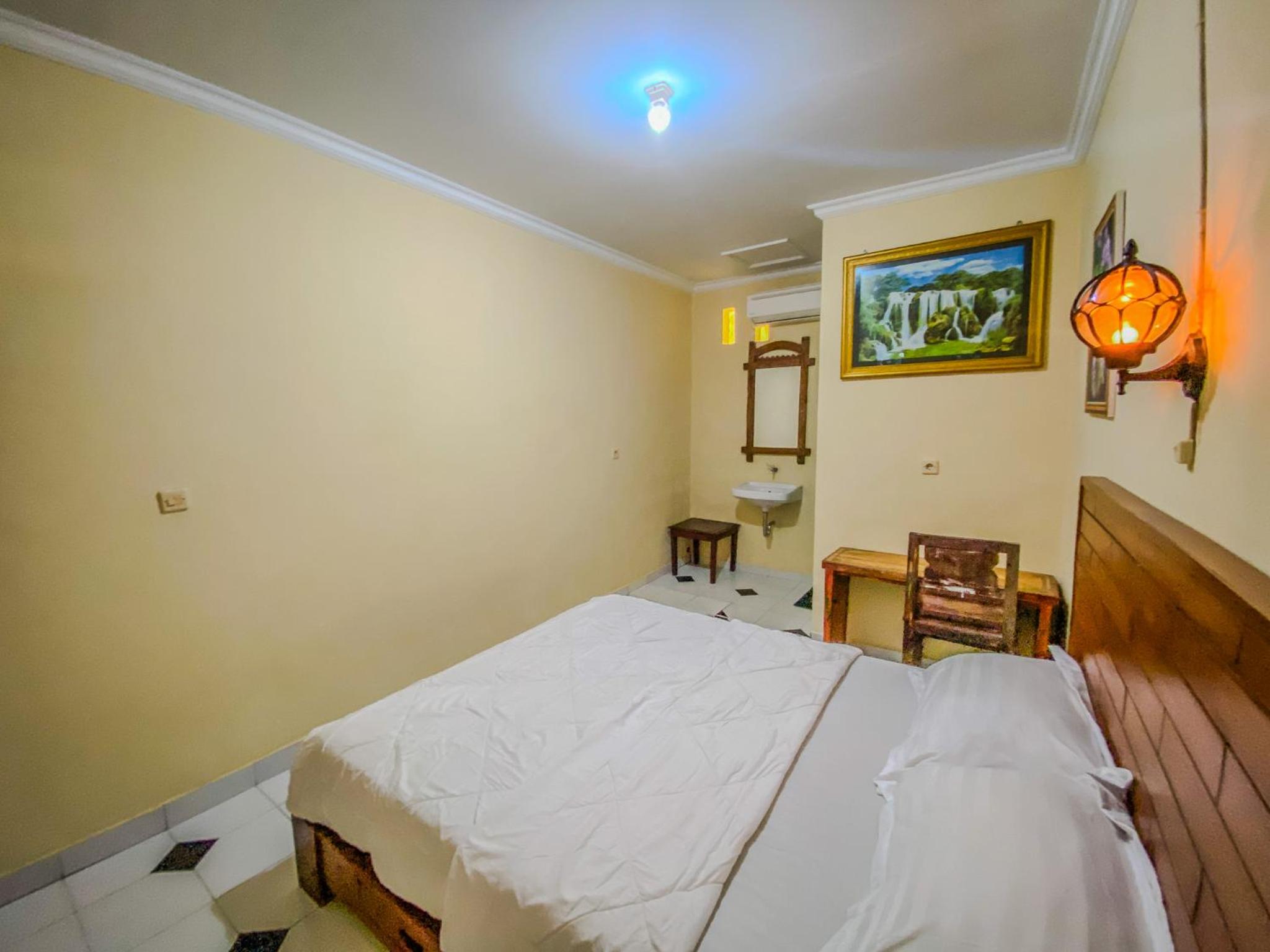 Budget Double Room - Photo 20