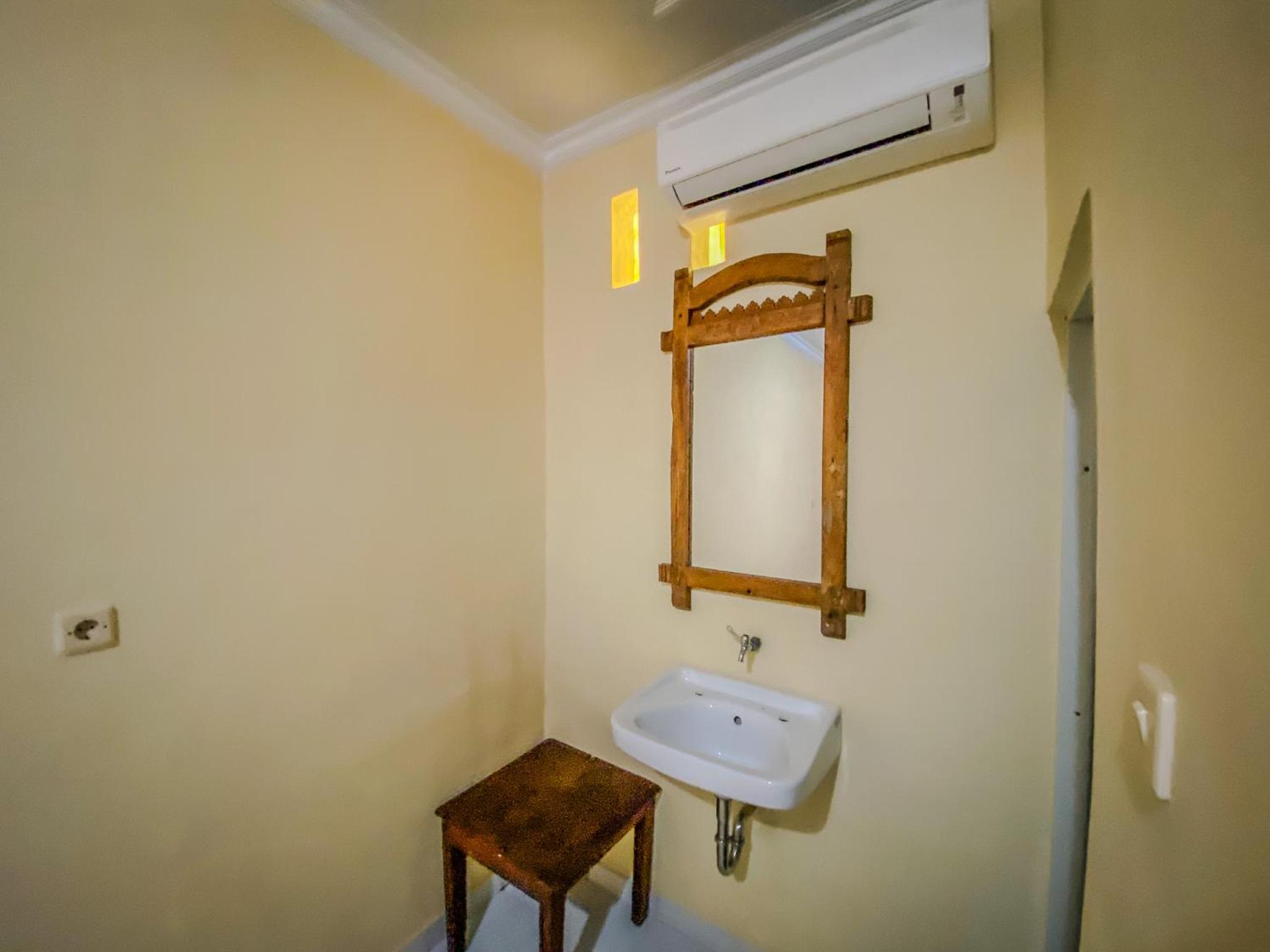Budget Double Room - Photo 21