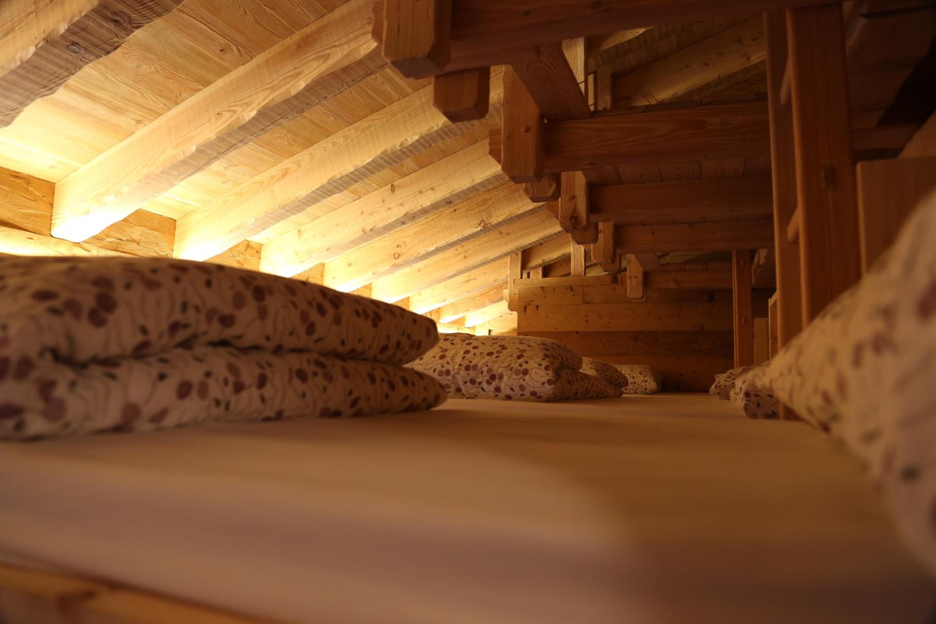 8-Bed Mixed Dormitory Room photo 2