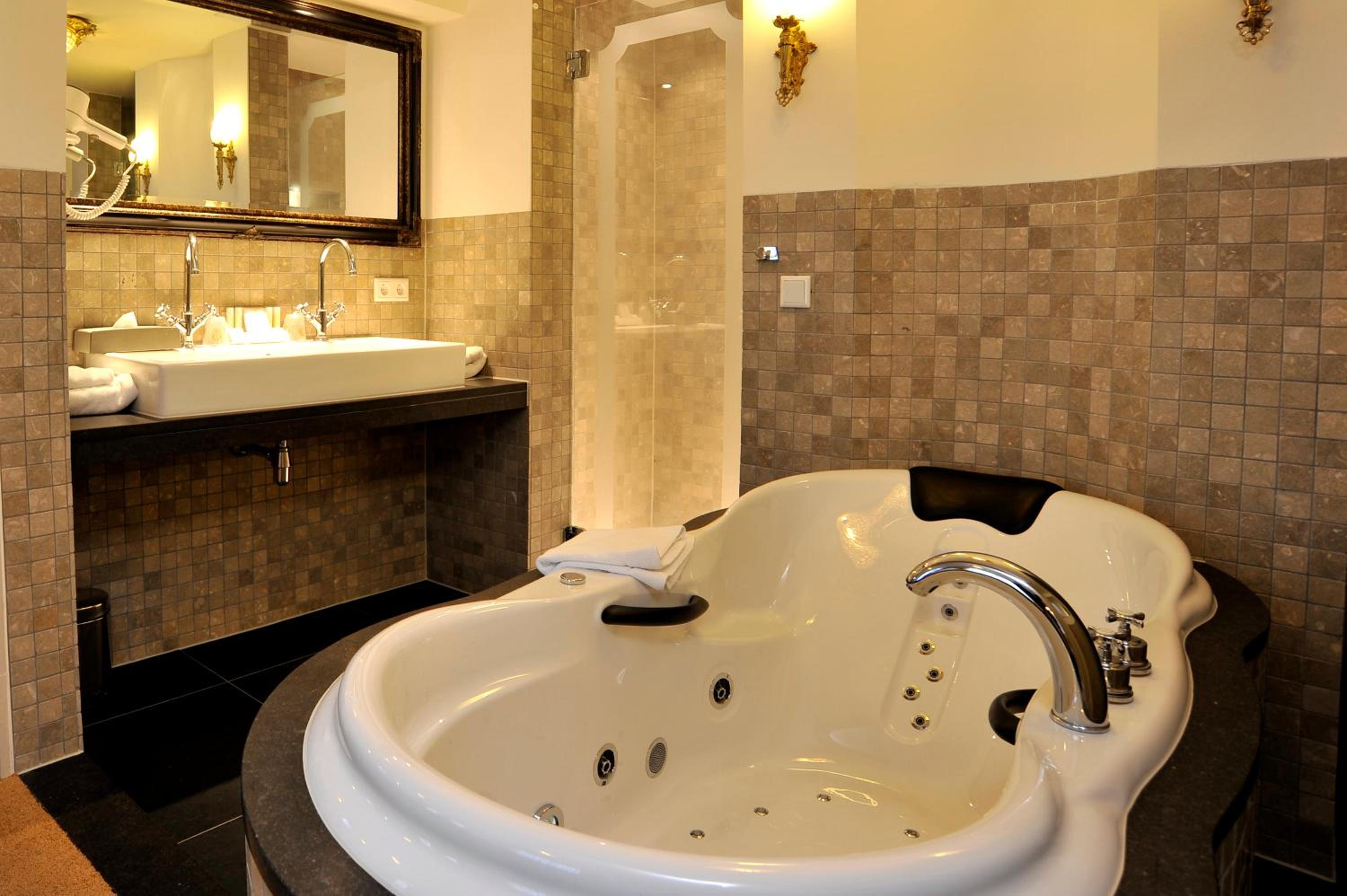 Luxury Suite - Photo 4