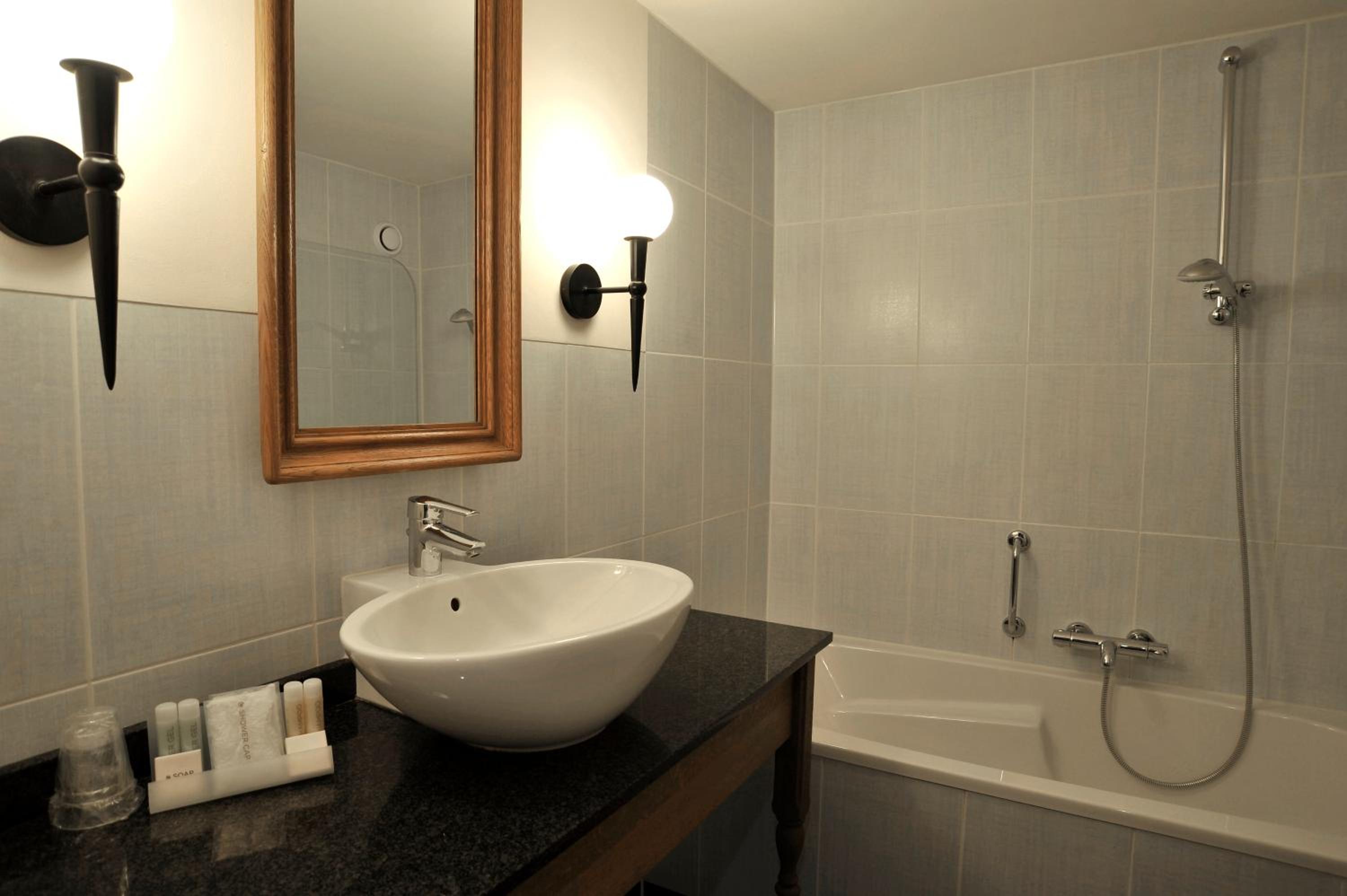 Luxury City Room - Photo 11