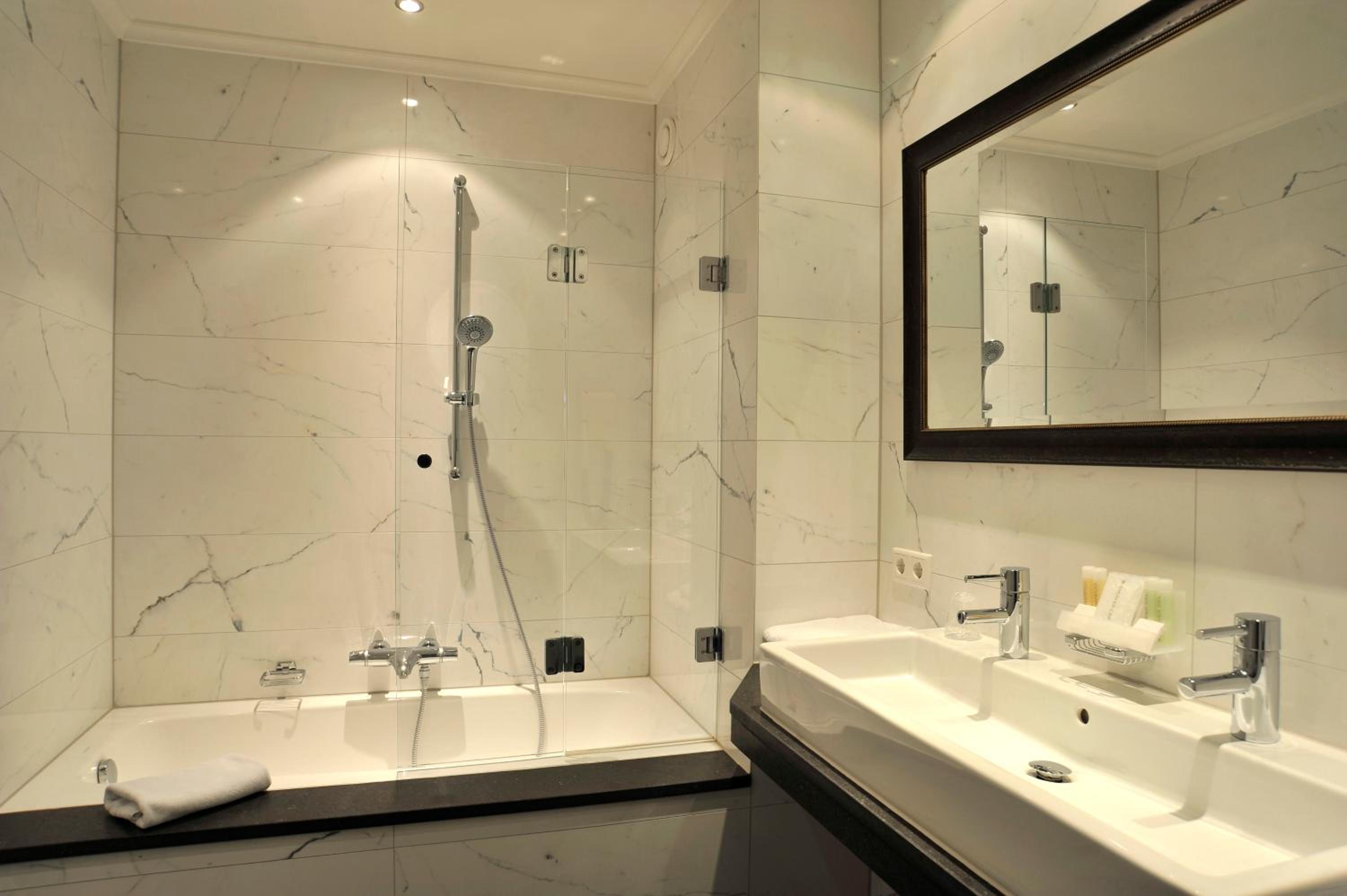 Luxury City Room - Photo 12
