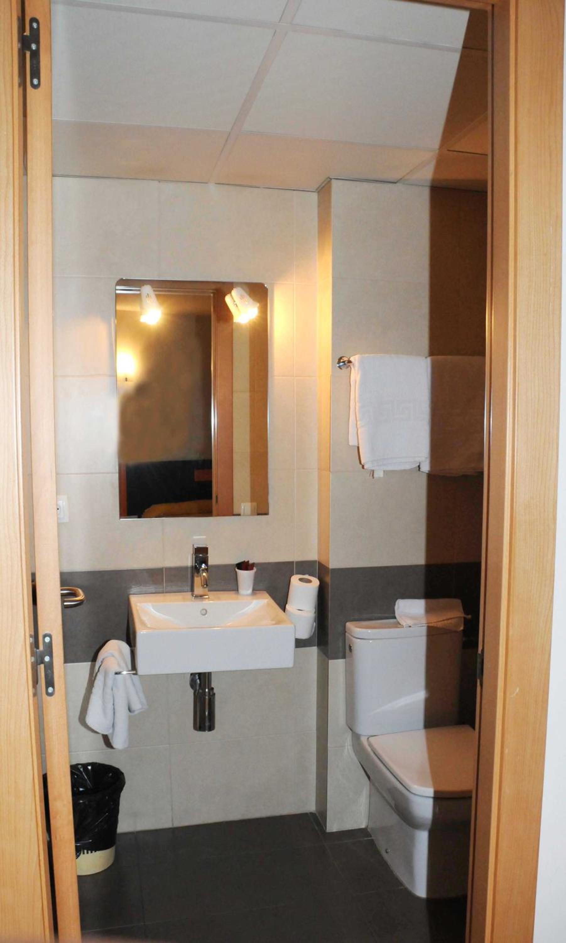 Twin Room (1 - 2 Adults) - Photo 4