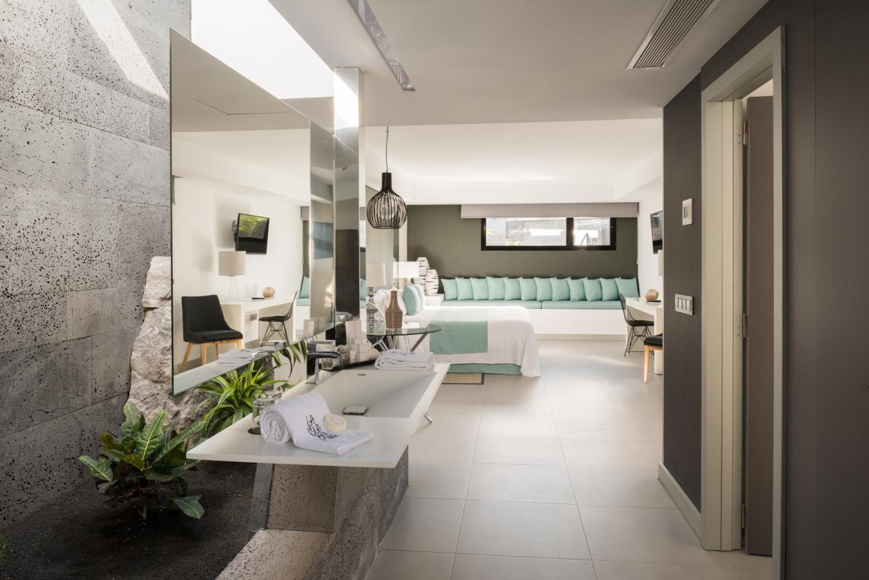 Premium Suite (2 Guests)