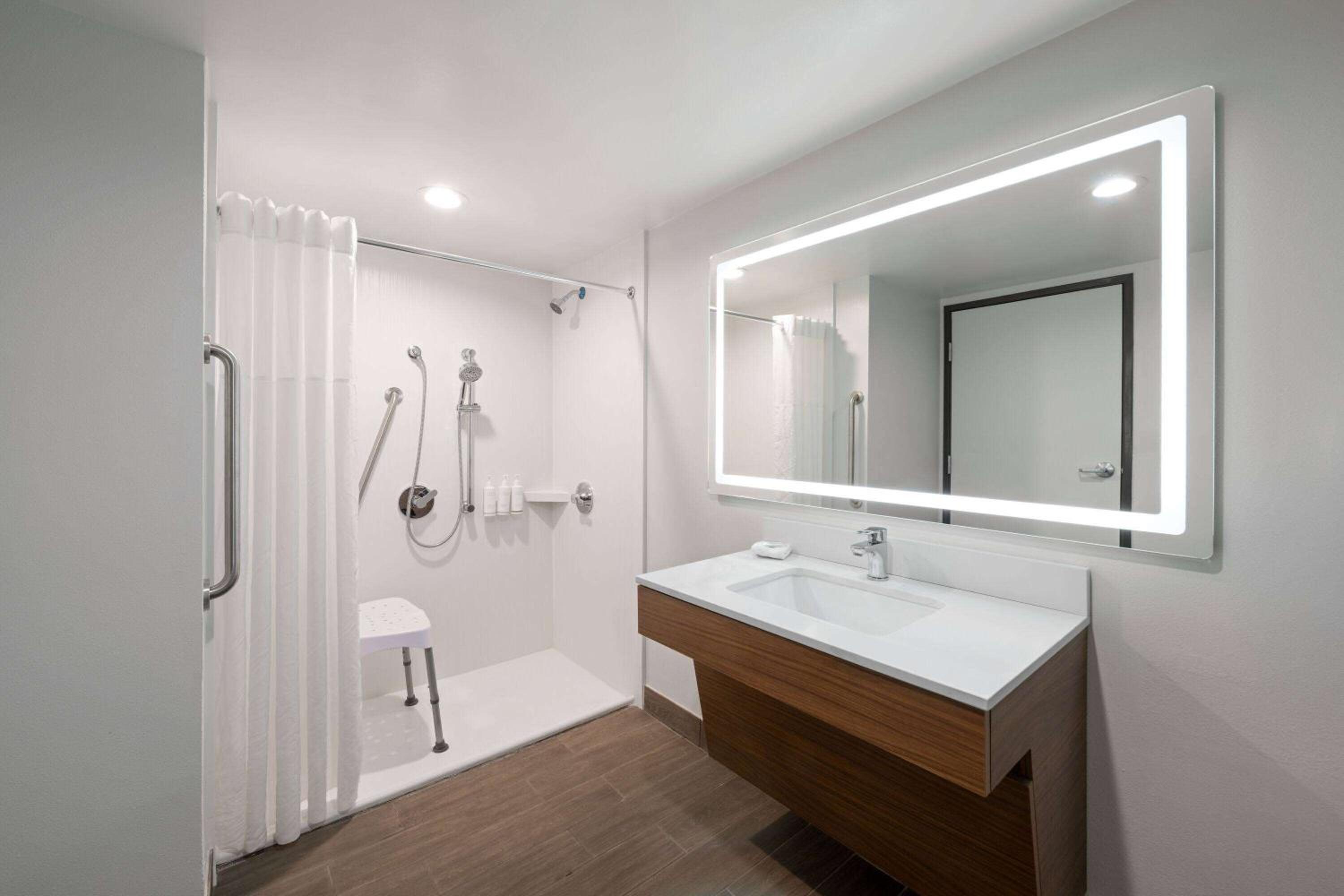 King Room with Bath Tub - Mobility Accessible/Non-Smoking - Photo 1