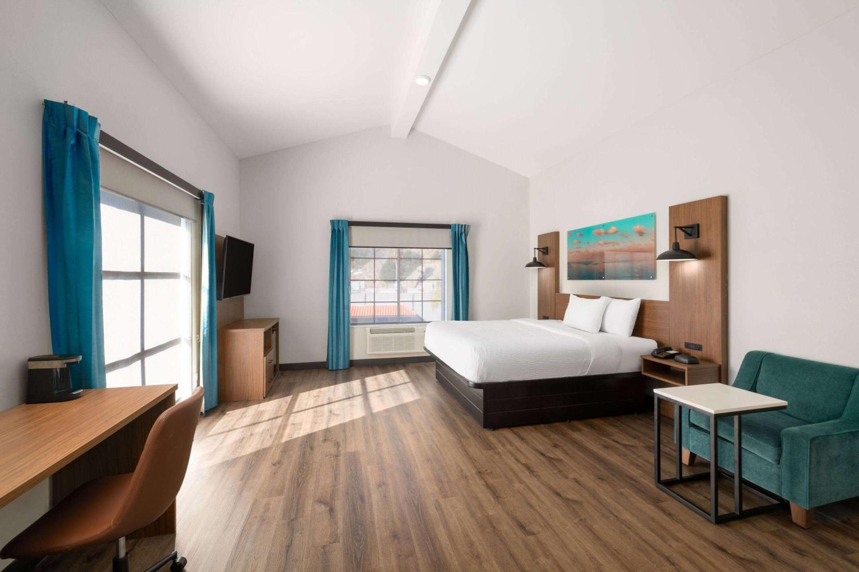 King Room - Non-Smoking - Photo 1