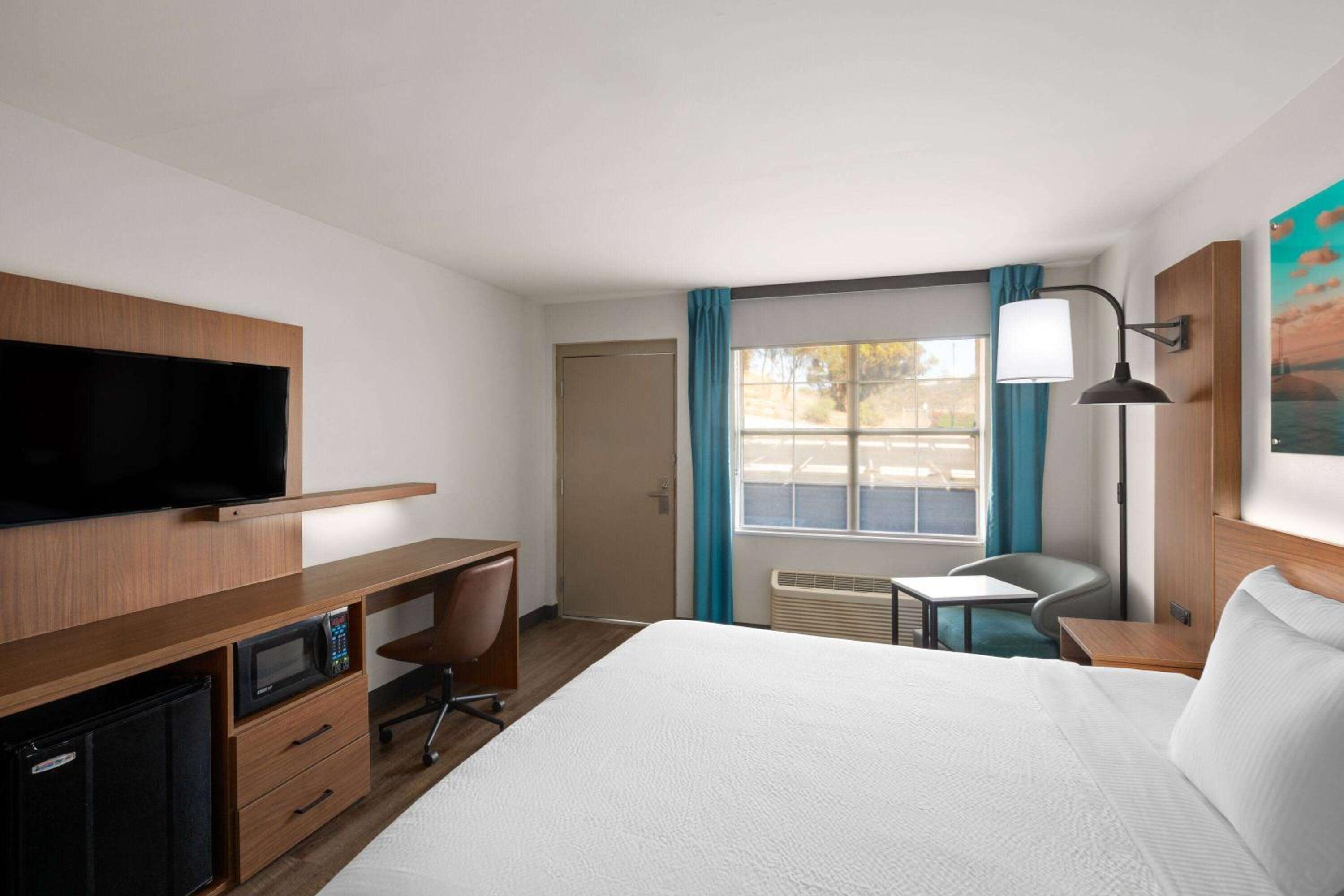 King Room with Bath Tub - Mobility Accessible/Non-Smoking - Photo 3