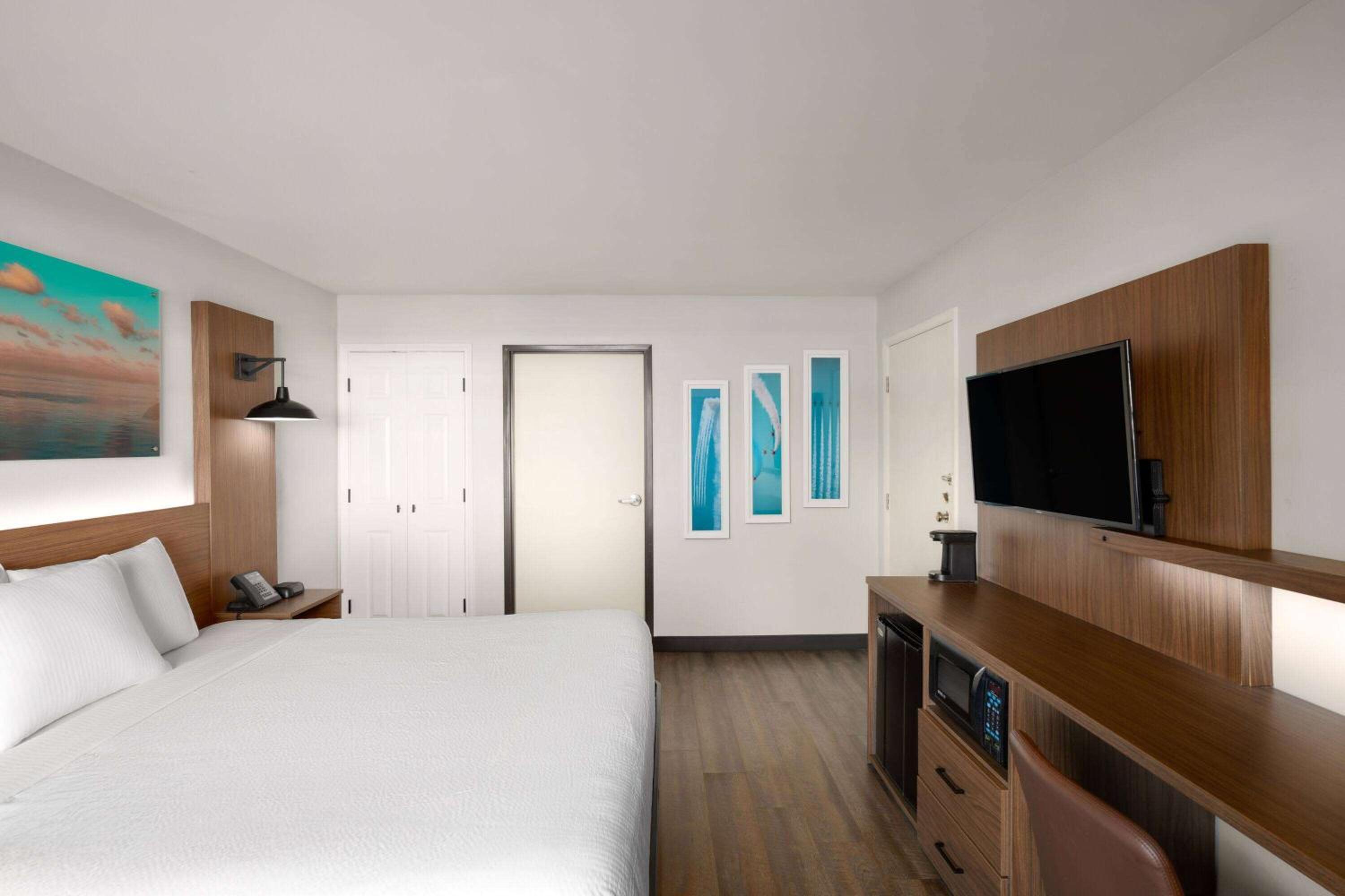 King Room with Bath Tub - Mobility Accessible/Non-Smoking - Photo 2
