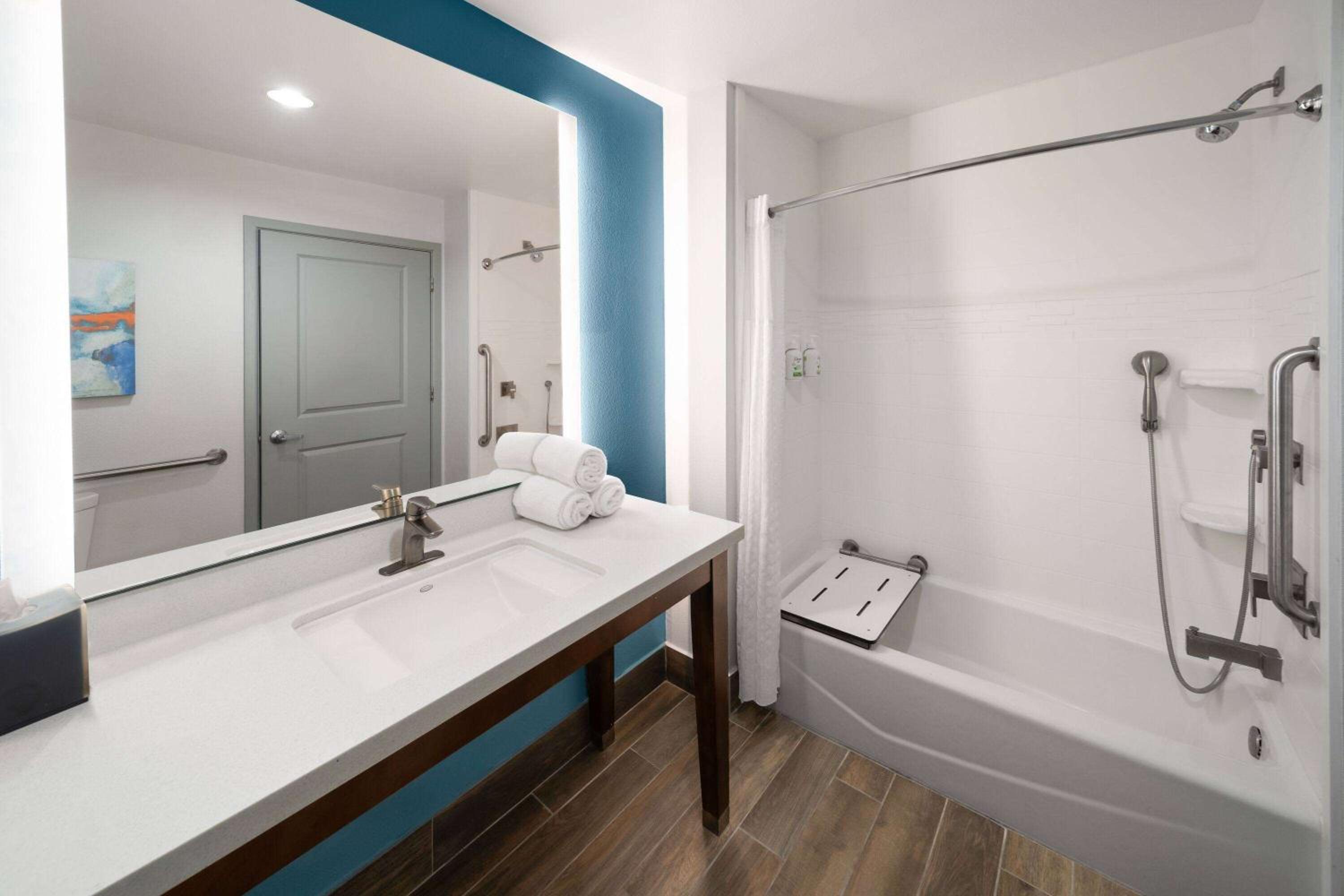 1 King Bed, Deluxe Mobility/Hearing Access Suite, Tub w/Grab Bars, No Smoking photo 1