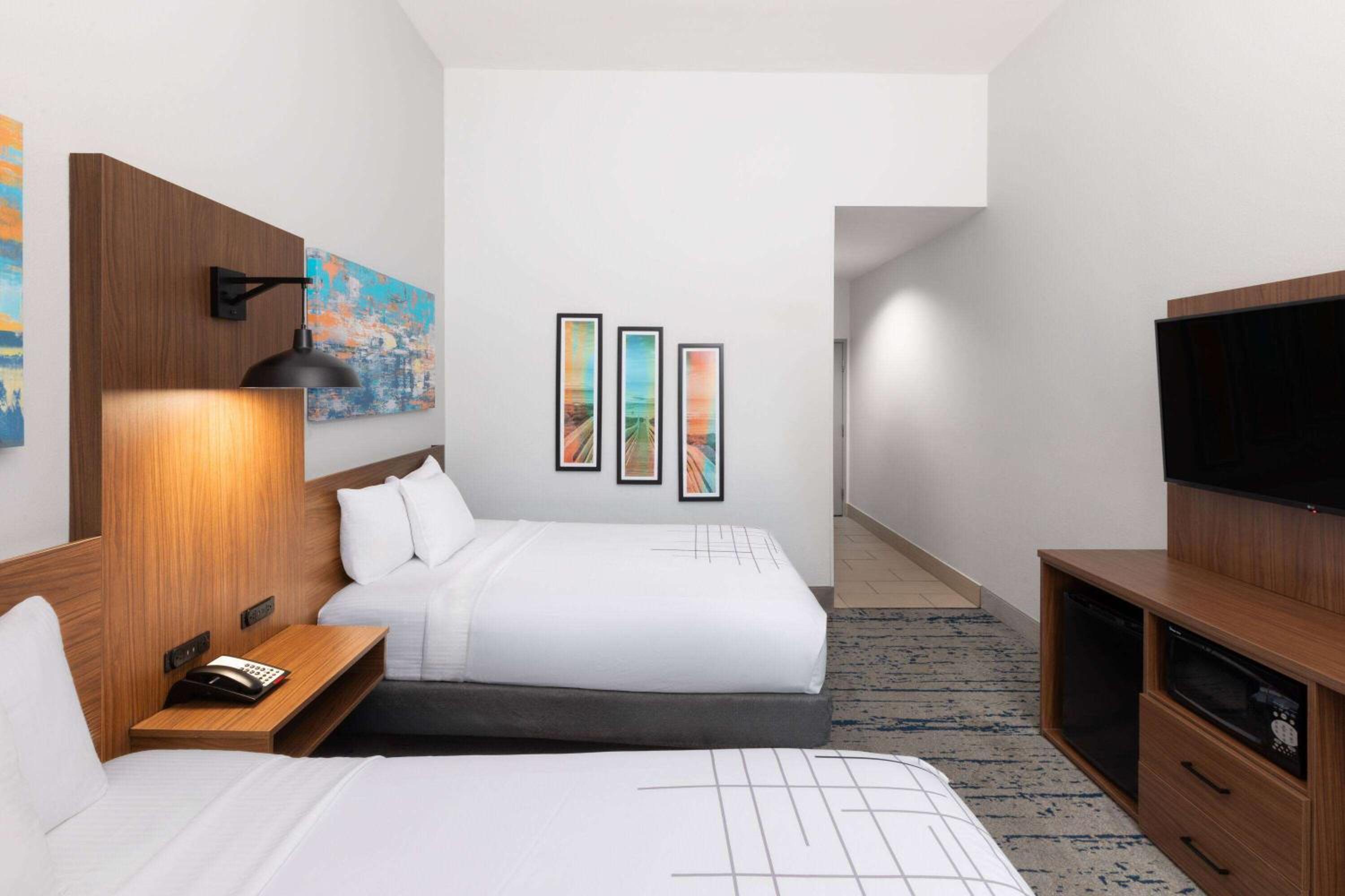 Queen Room with Two Queen Beds and Roll-In Shower - Mobility Accessible/Non-Smoking photo 3