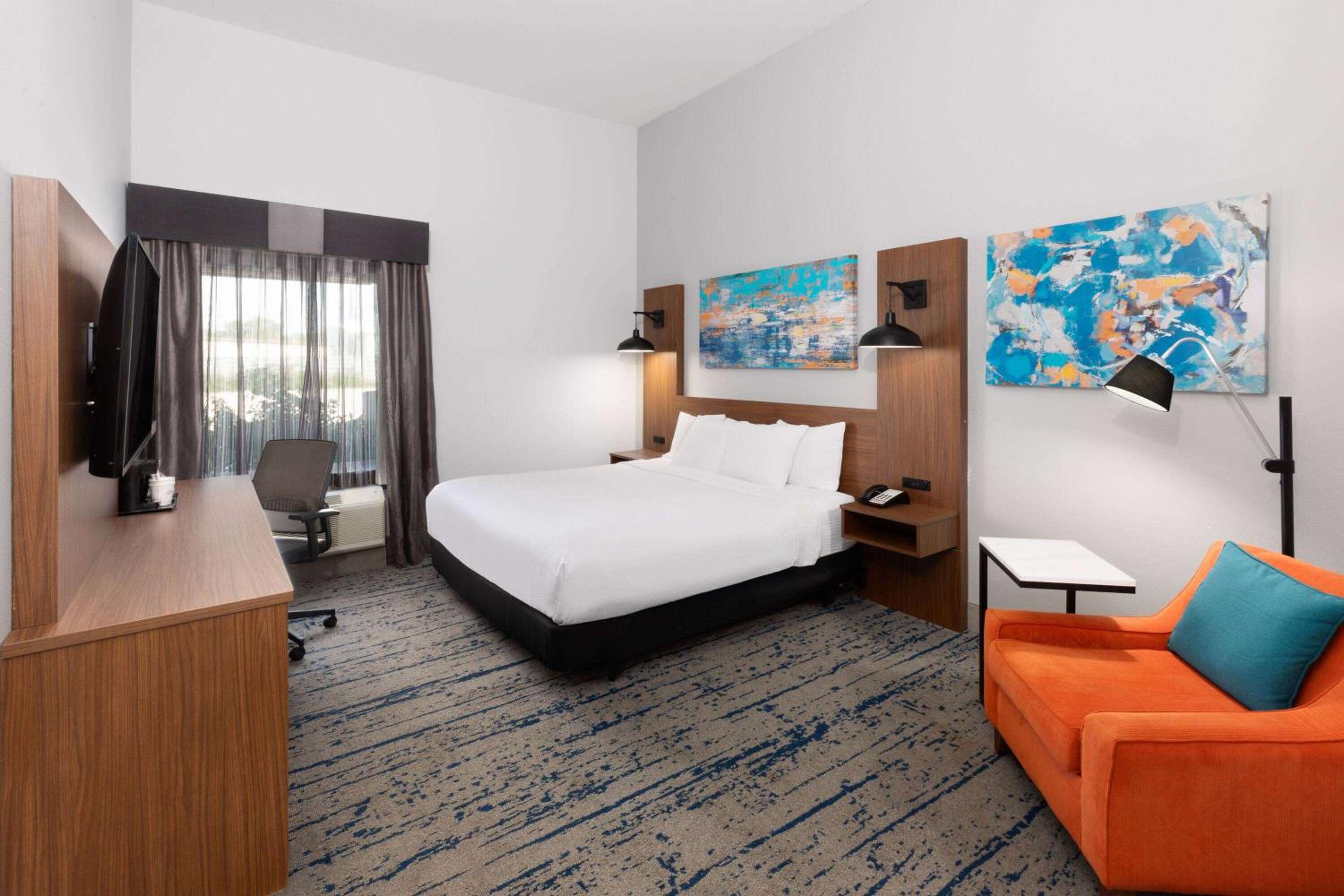 King Room with Roll-In Shower - Mobility Access/Non-Smoking