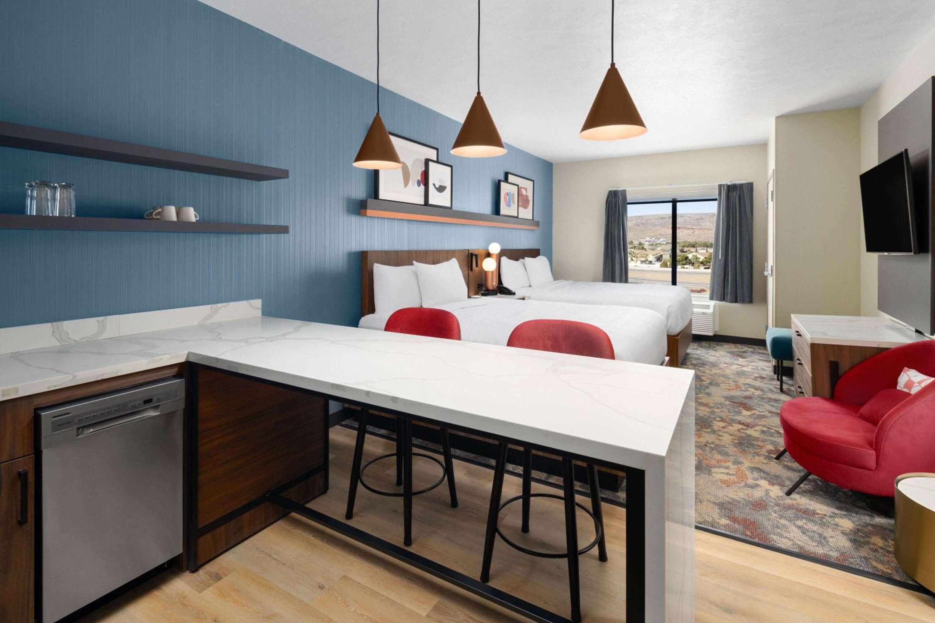 Queen Room with Two Queen Beds and Kitchen - Non-Smoking - Photo 3