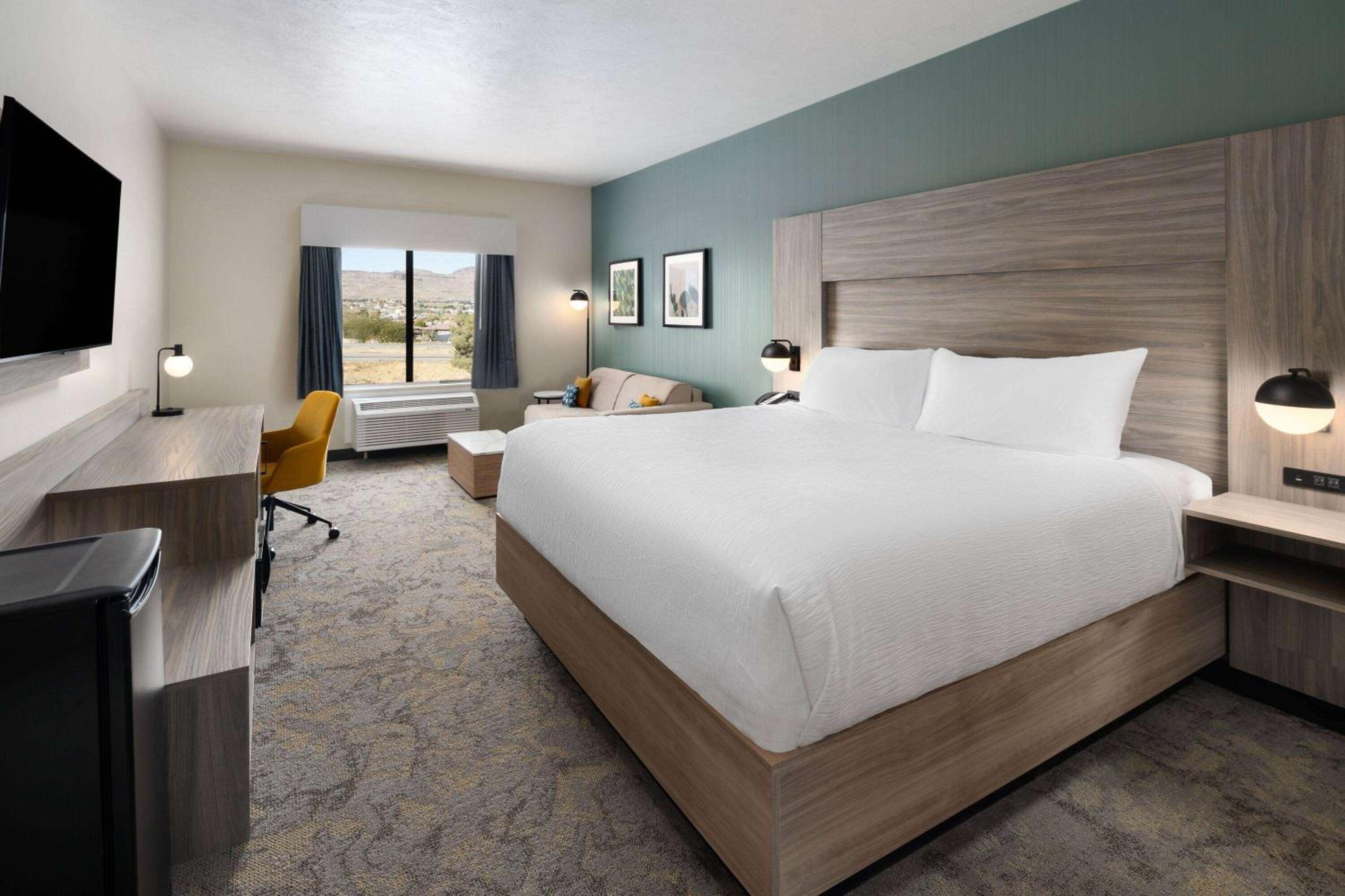 King Suite with Sofa Bed - Non-Smoking - Photo 1