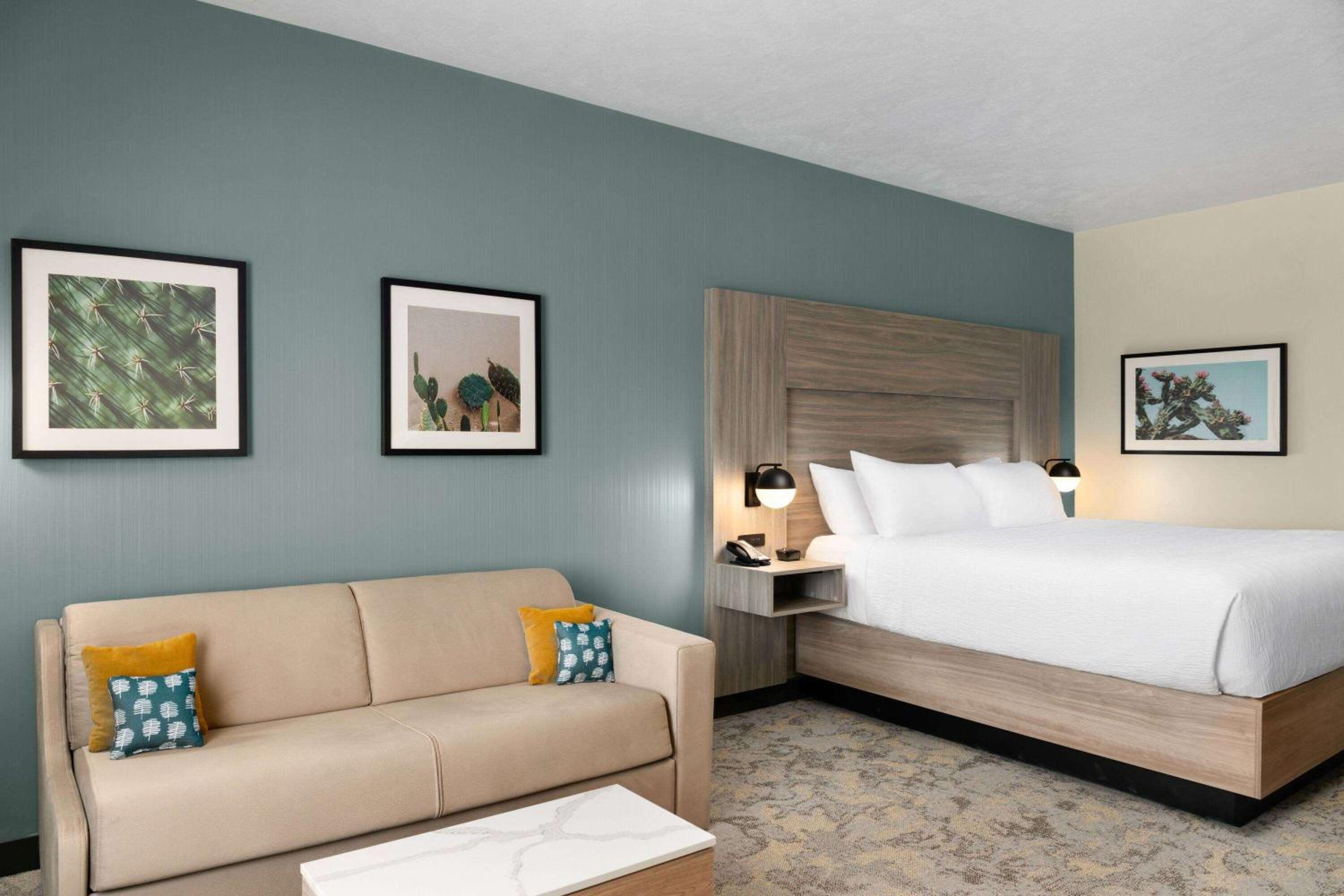 King Suite with Sofa Bed - Non-Smoking - Photo 2