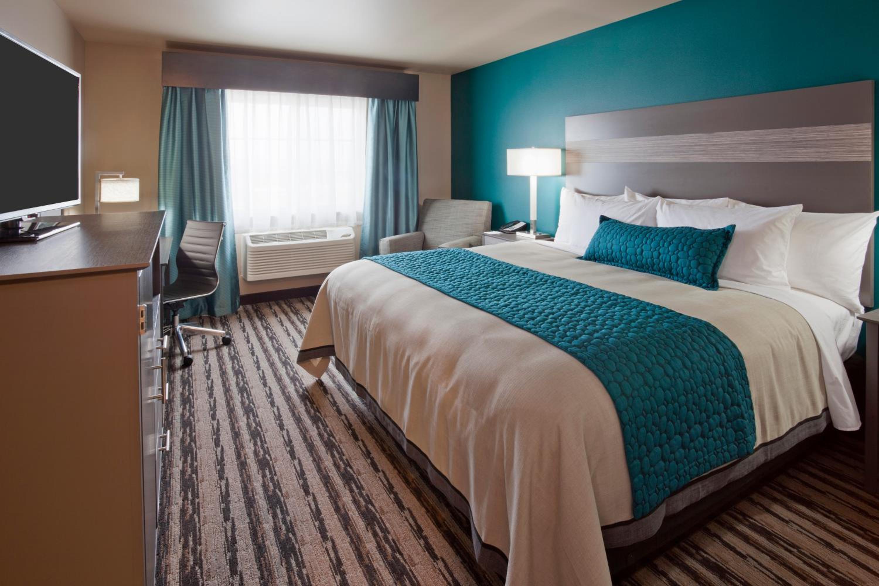 Deluxe King Room with Sofa Bed - Photo 1
