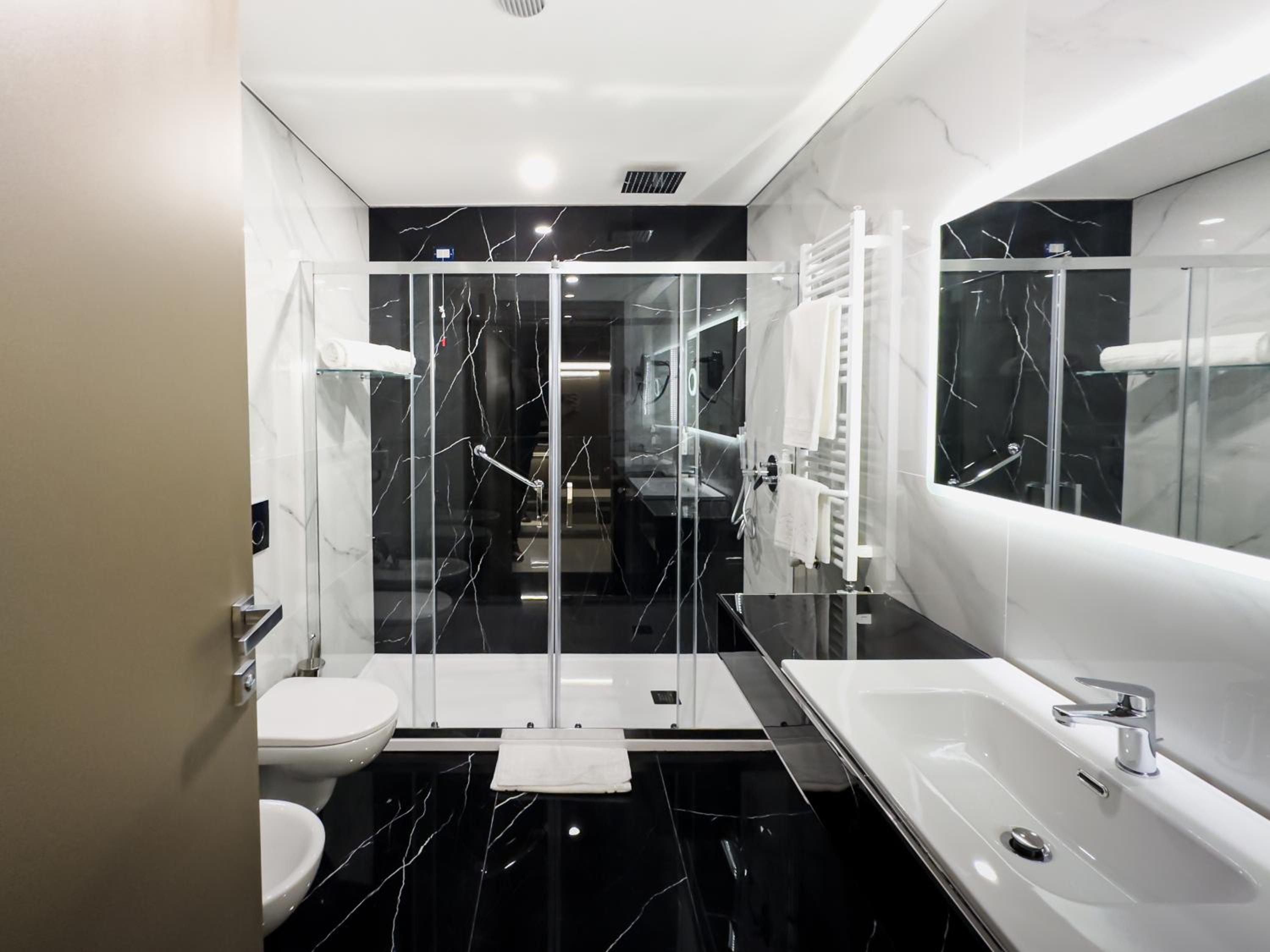 Deluxe Junior Suite - Photo 8