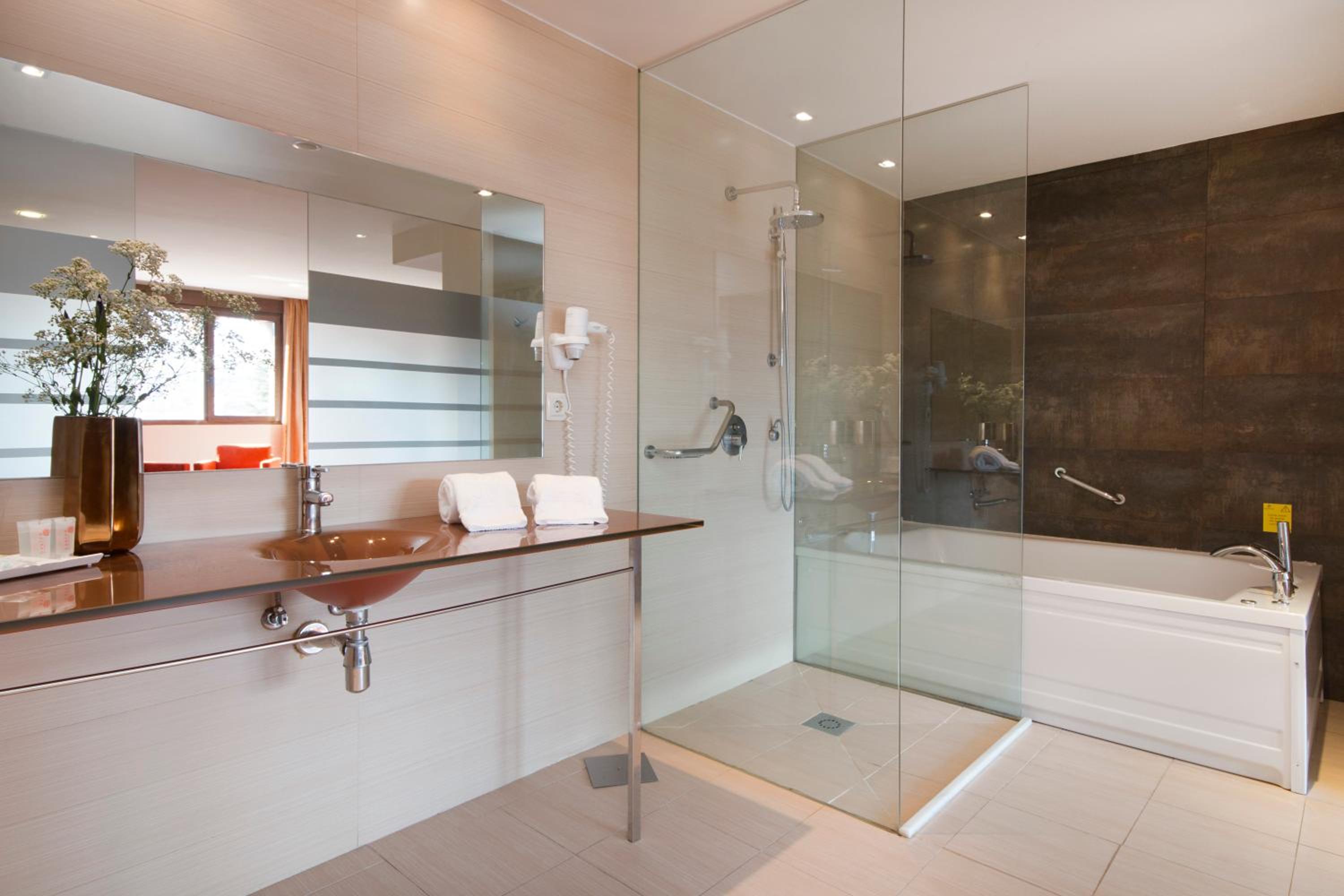 Suite - Photo 11