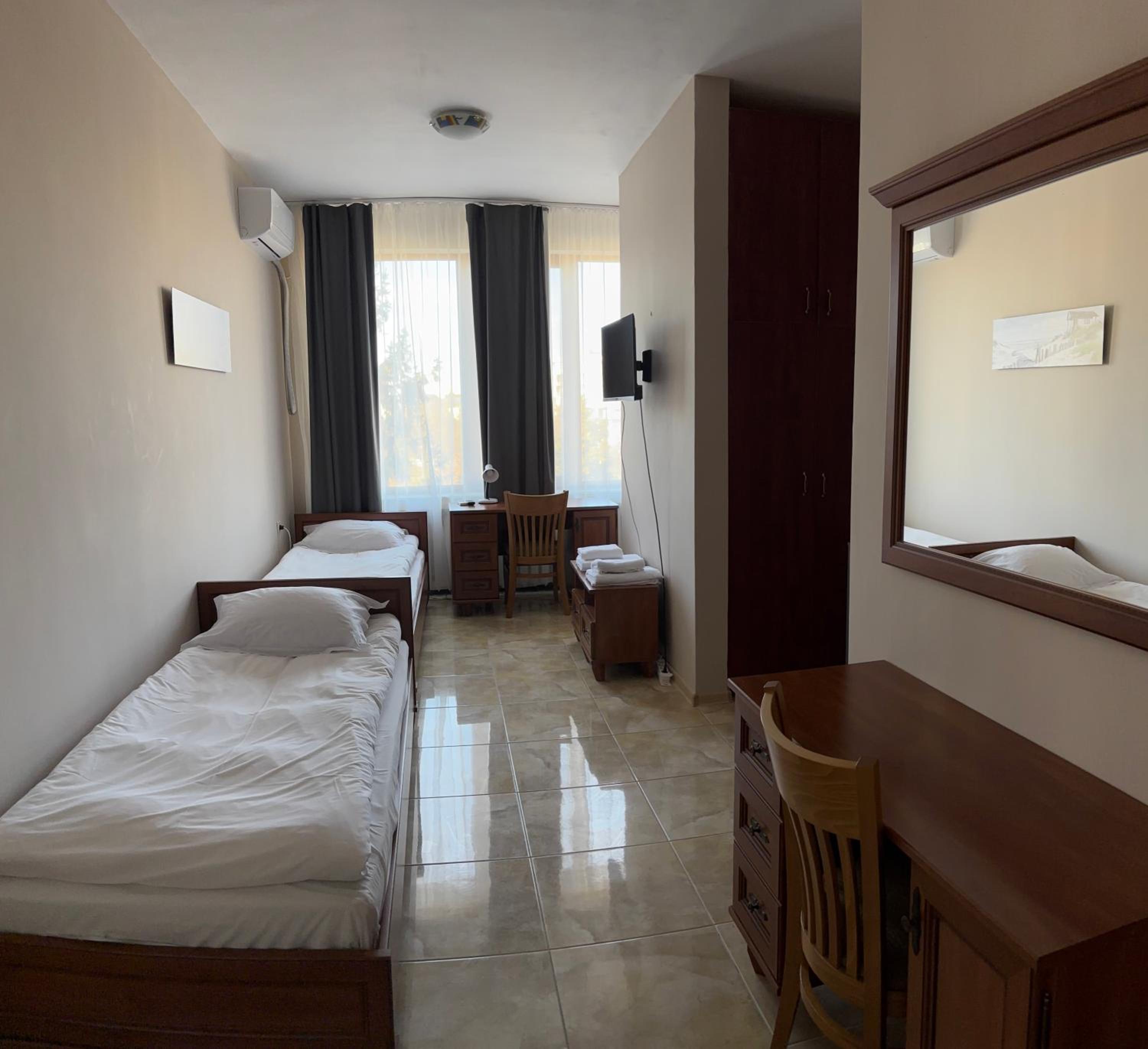 Large Double or Twin Room - Photo 5