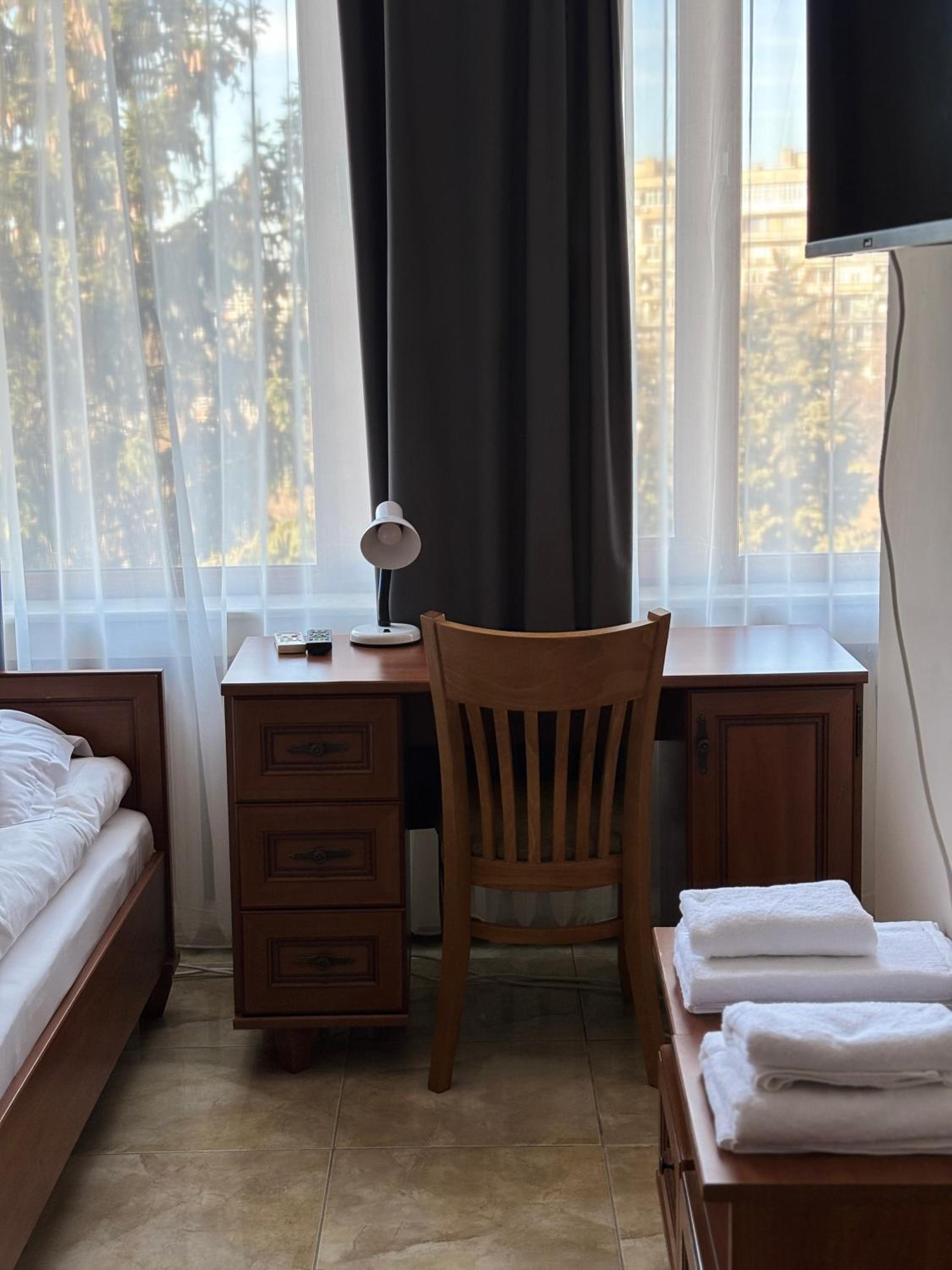 Large Double or Twin Room - Photo 3