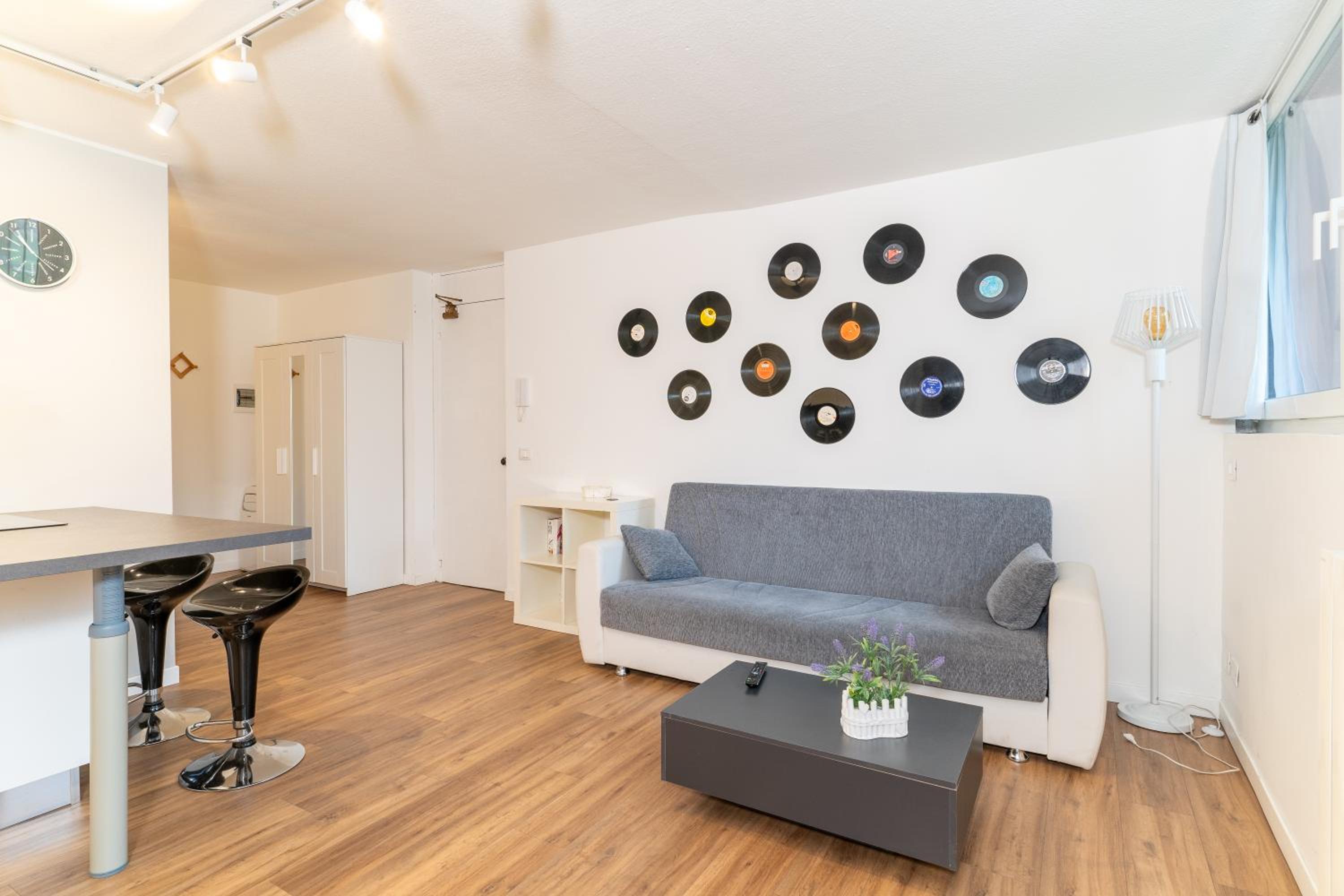 One-Bedroom Apartment photo 1