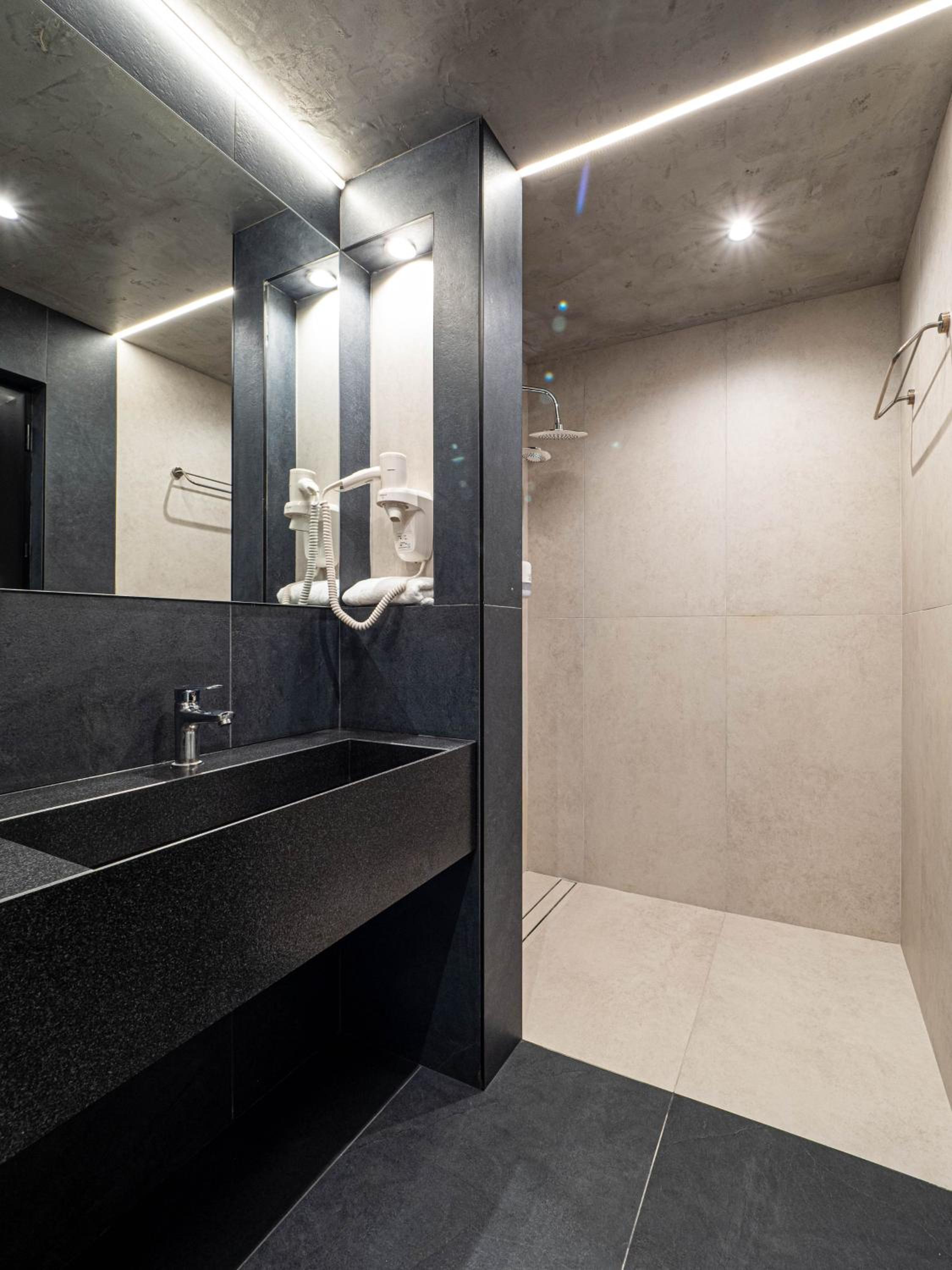 Superior Deluxe Double or Twin Room  photo 2