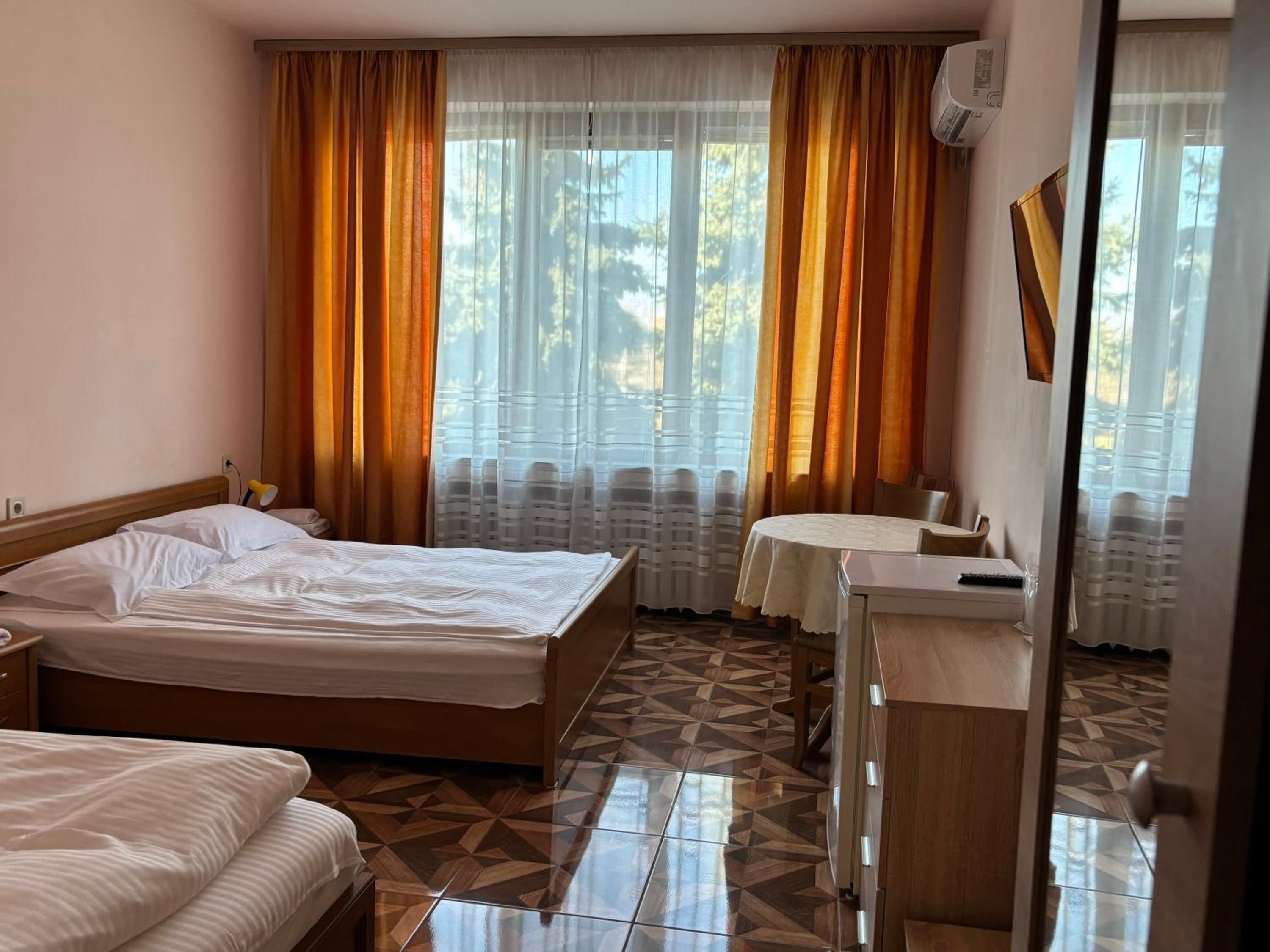 Large Double or Twin Room - Photo 6