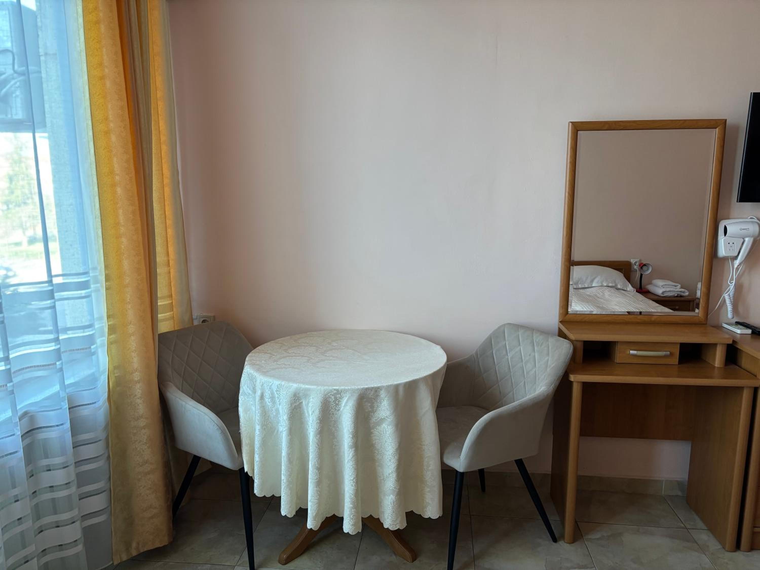 Large Double or Twin Room - Photo 9