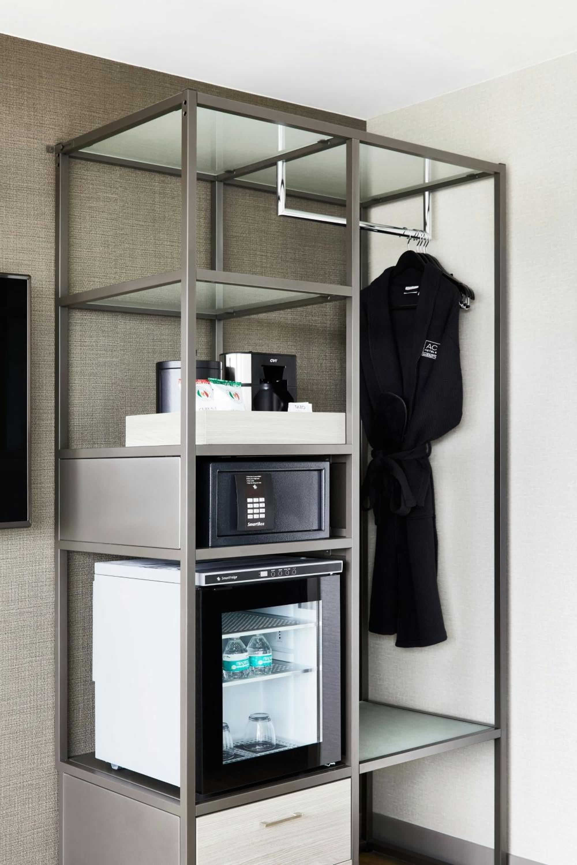Large Corner King Room with Adapted Tub - Mobility Accessible - Photo 4