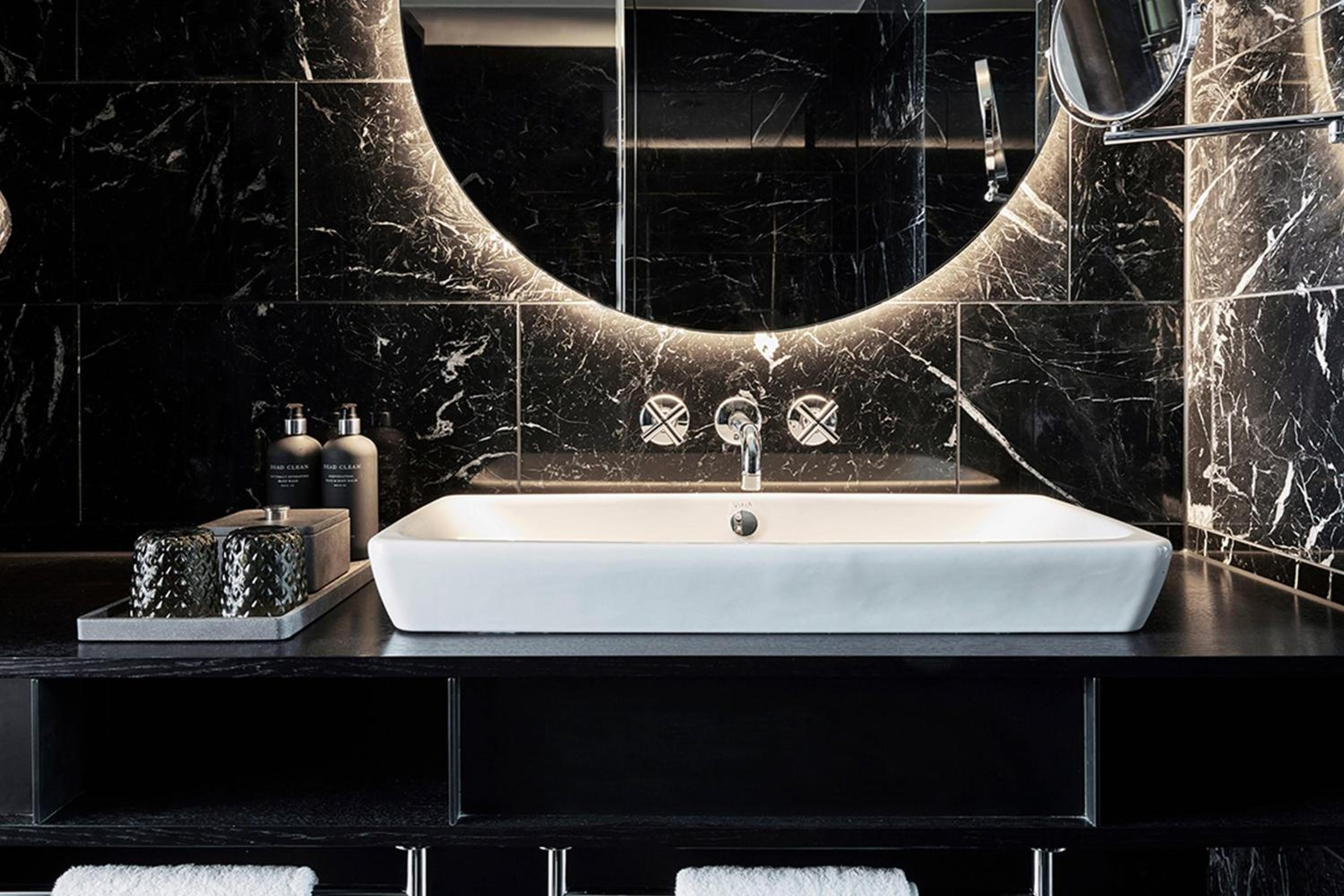 Premium Junior King Suite with Tub - Photo 5
