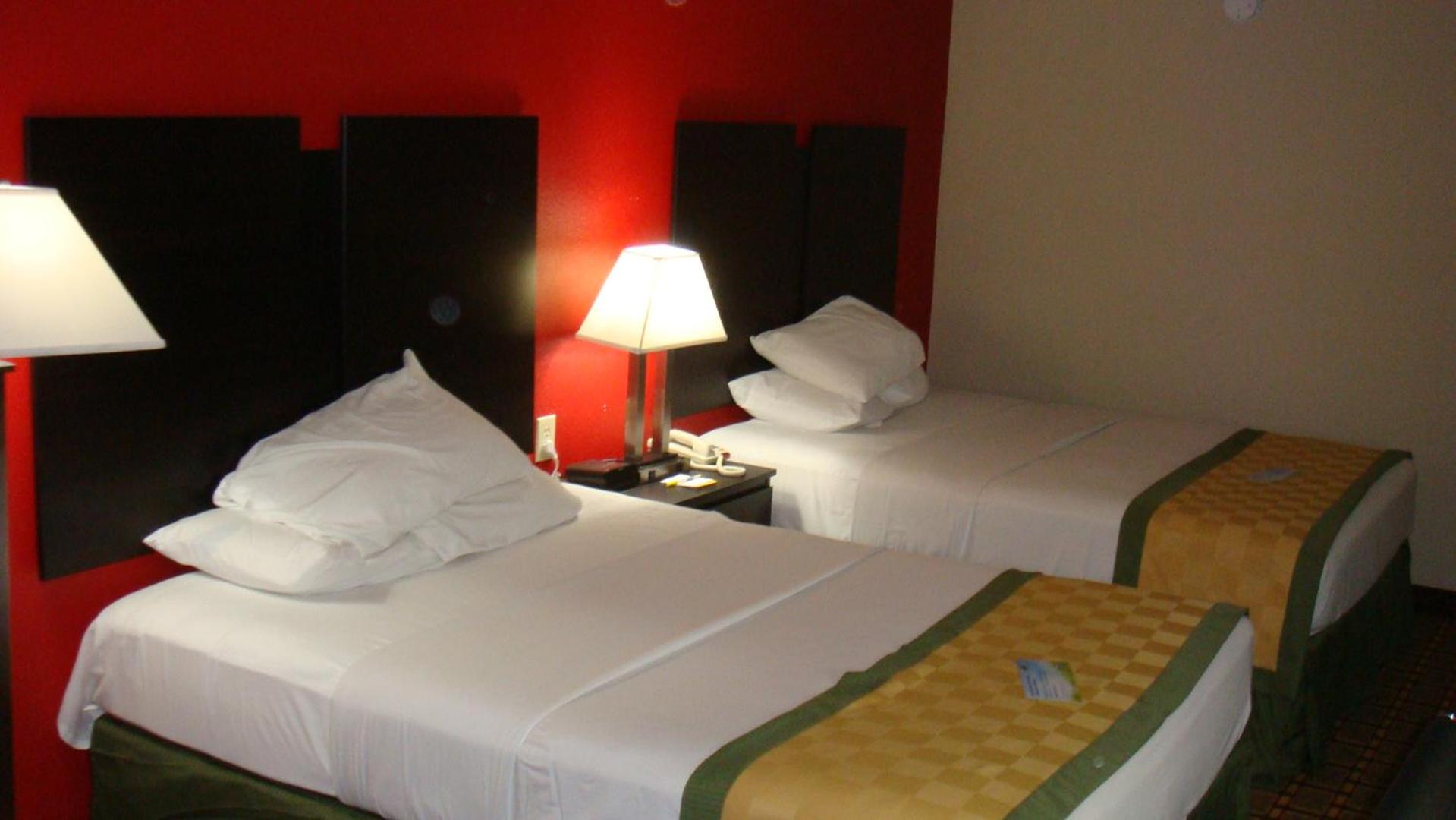 Queen Room with Two Queen Beds - Non-Smoking - Photo 3