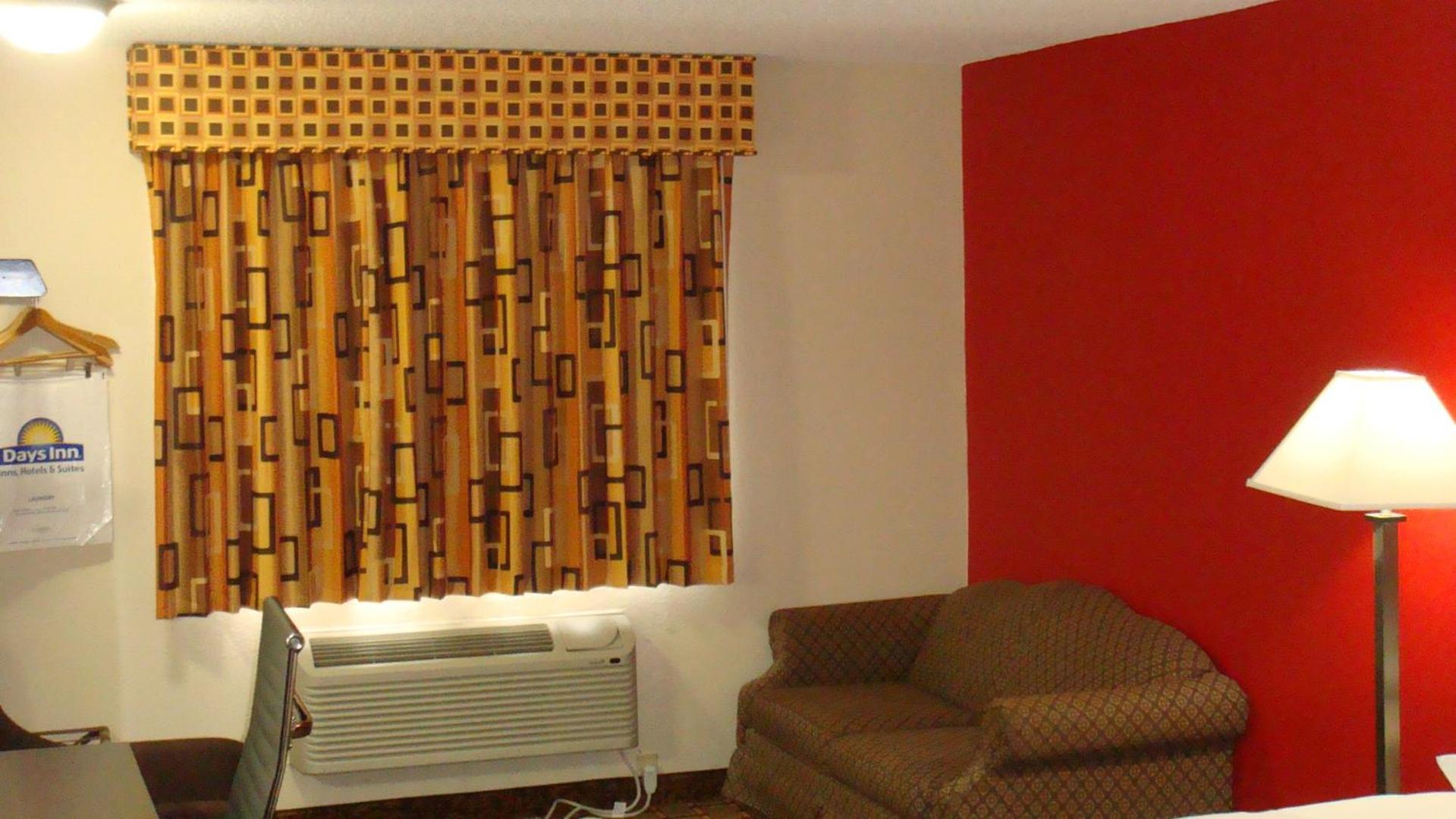 Deluxe Queen Room with Two Queen Beds - Non-Smoking - Photo 12
